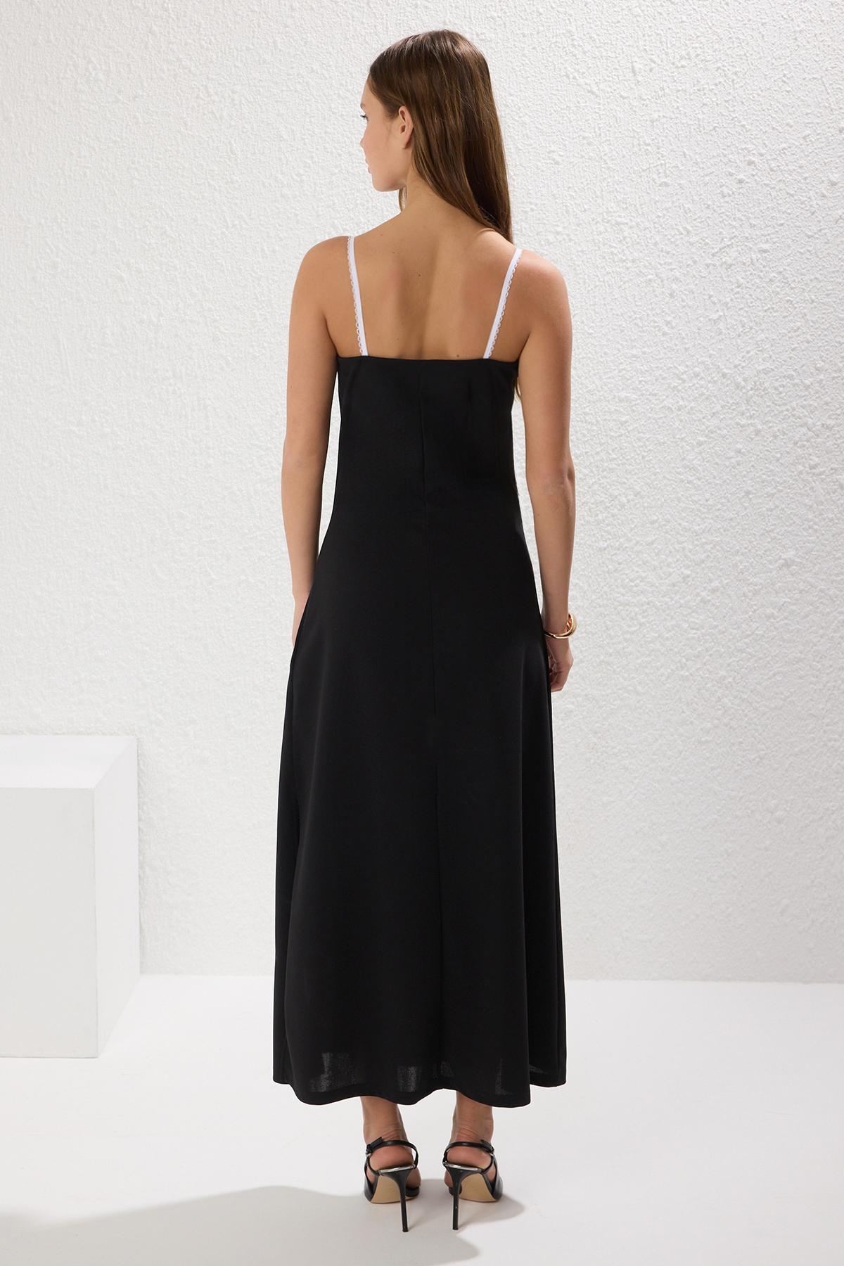 Trendyolmilla  Siyah Renk Bloklu Aksesuar Detaylı Maxi Krep Örme Elbise TWOSS25EL00362 - Görsel 4