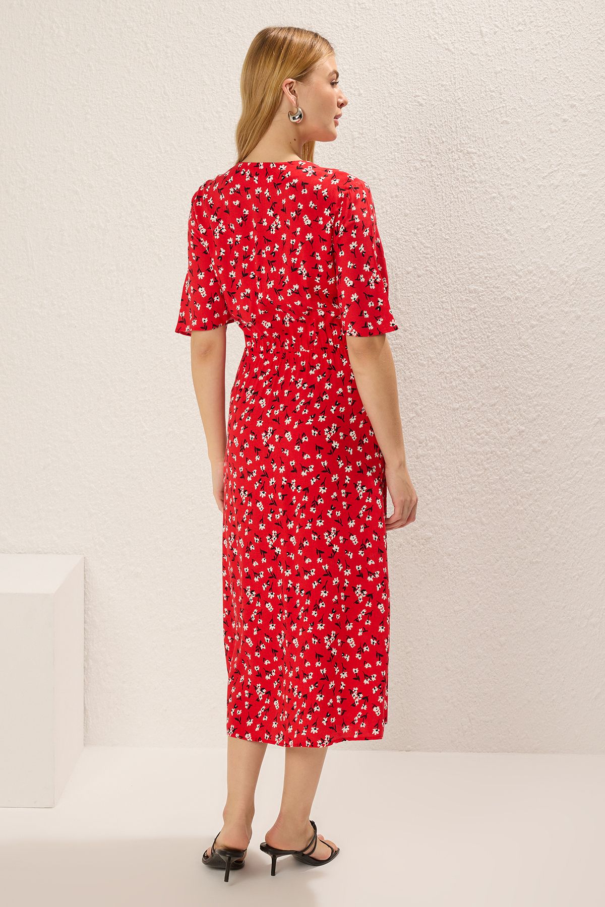 Trendyol Collection-Piros virágos A-vonalú Midi szőtt ruha TWOSS25EL00300 5