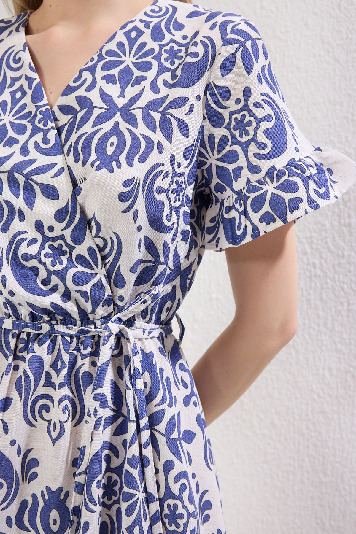Trendyol Collection-Ecrufarbenes, gewebtes Minikleid mit Rock und Taillenöffnung im ethnischen Muster TWOSS24EL00760 3
