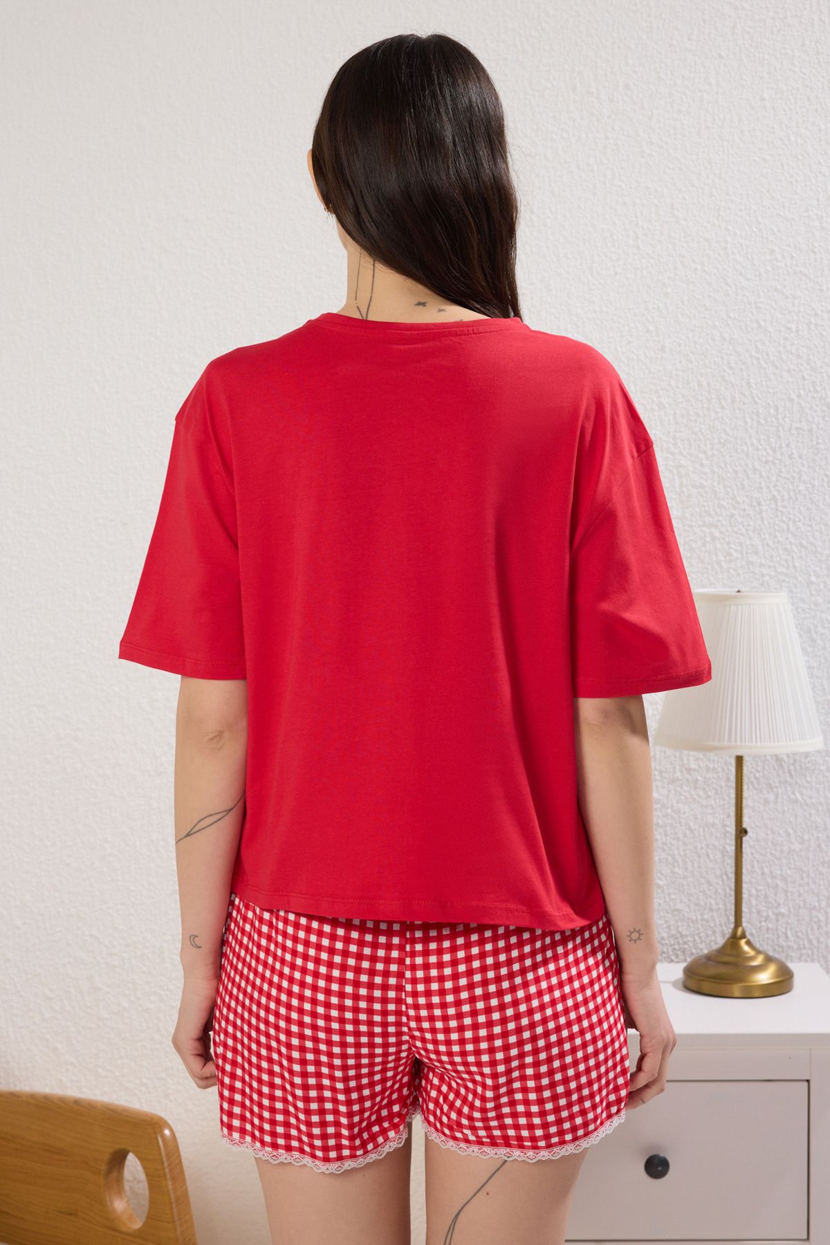 Trendyol Collection-Rote karierte, detaillierte Single-Jersey-Nachtwäsche mit Spitzendetail – THMSS25PT00273 4