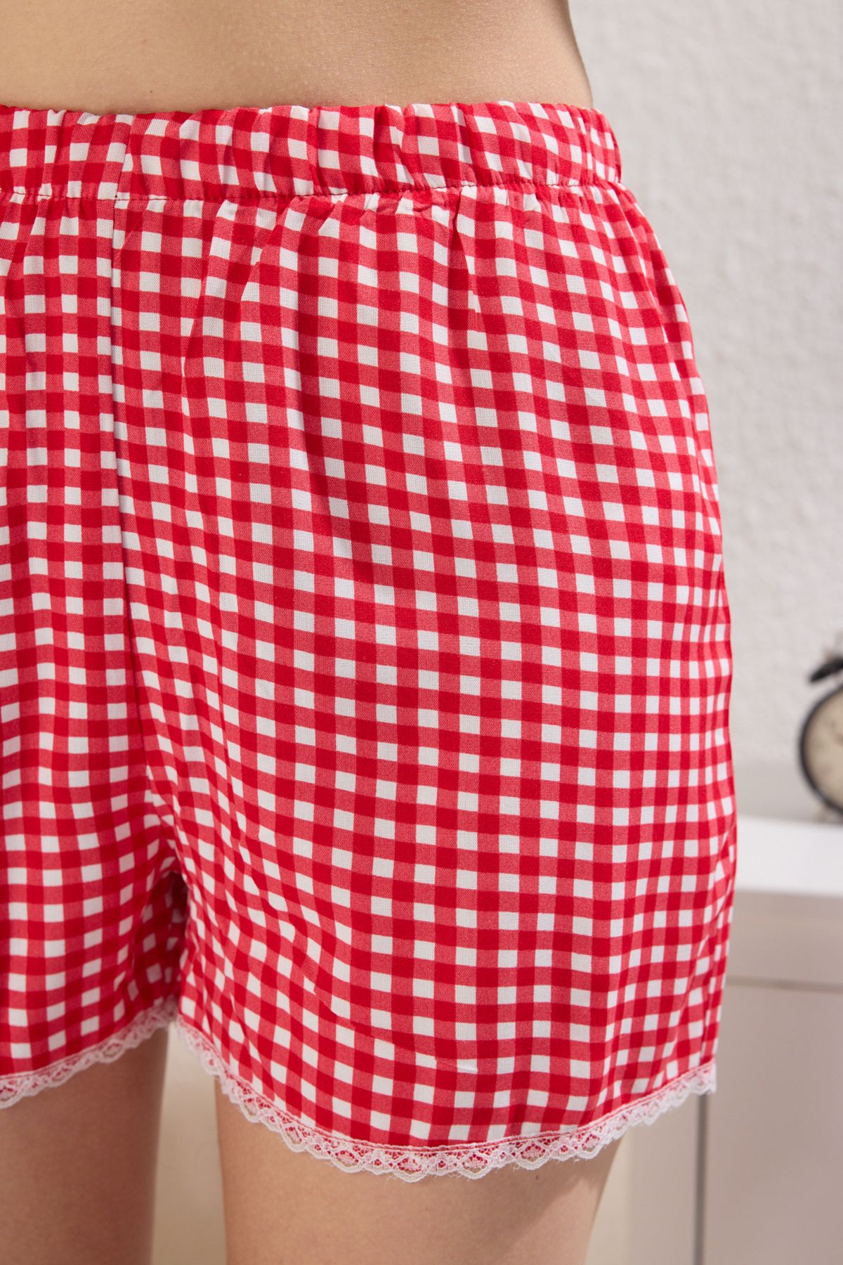 Trendyol Collection-Rote karierte, detaillierte Single-Jersey-Nachtwäsche mit Spitzendetail – THMSS25PT00273 3