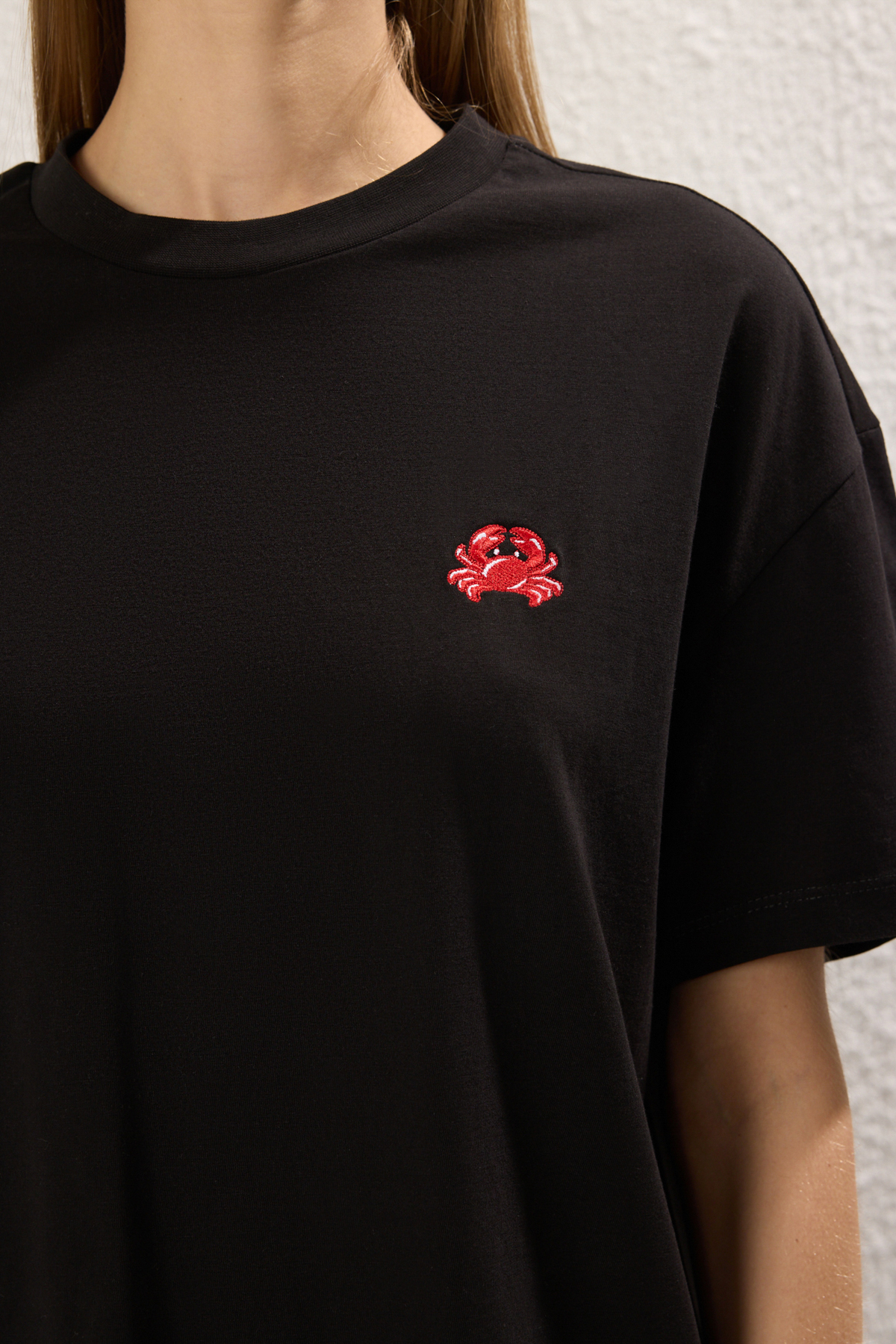 Trendyolmilla  Siyah %100 Pamuk Nakışlı Oversize/Geniş Kalıp Bisiklet Yaka Örme T-Shirt TWOSS24TS00102 - Görsel 3