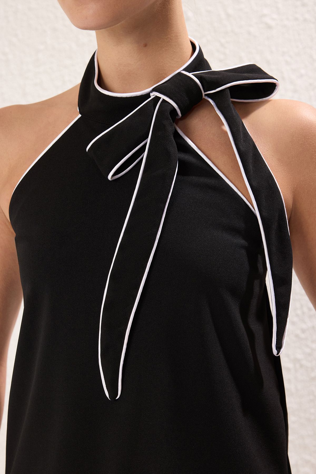 Trendyol Collection-Bluză neagră tricotată elastică, cu decolteu în picioare, cu detaliu de țevi de contrast TWOSS25BZ00267 3