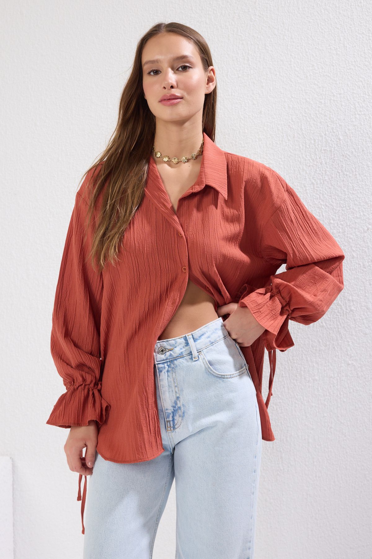 Trendyol Collection Csempe ujjú csipke részletes texturált szőtt ing TWOSS24GO00087