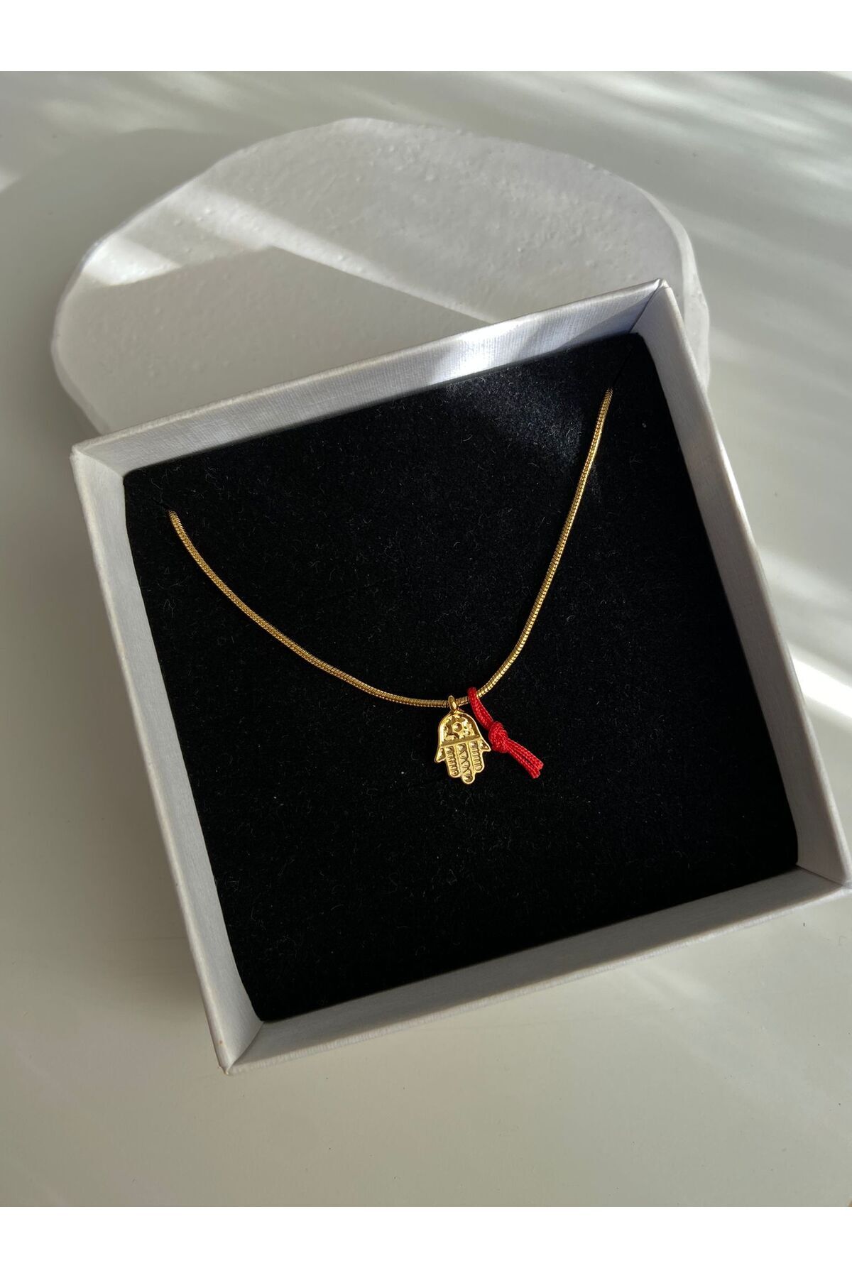 Hamsa ve Kırmızı Kurdele Altın Kaplama Çelik Charm Kolye – Sevgililer Günü Özel - Detay Görseli 3
