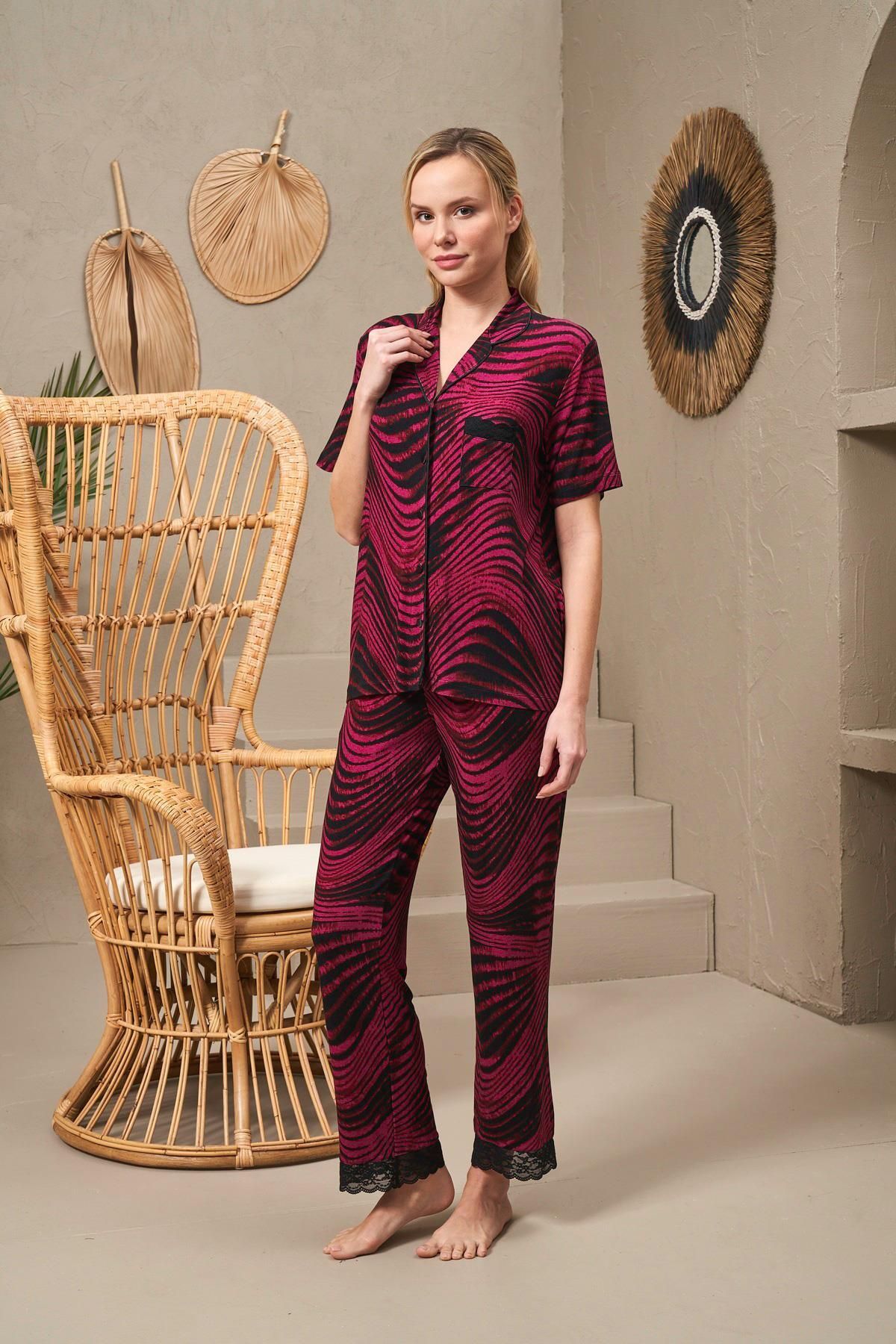 PJS-25140 Set de pijamale cu mâneci scurte cu model, cu guler, cu nasturi 1