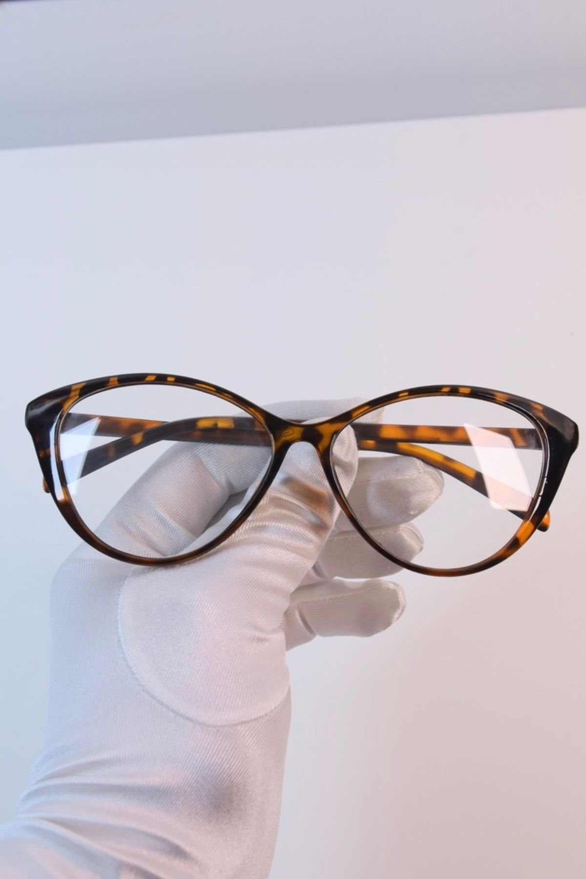 LOOKUP-The Cat Eye Glasses with Blue Light Protection are Optically Compatible and Relax in Computer Television vs. Use. 4