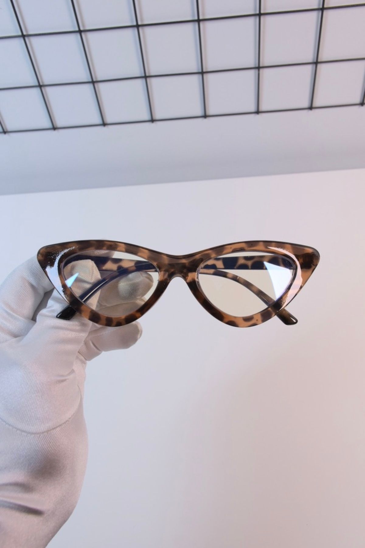 LOOKUP-The Cat Eye Glasses with Blue Light Protection are Optically Compatible and Relax in Computer Television vs. Use. 7