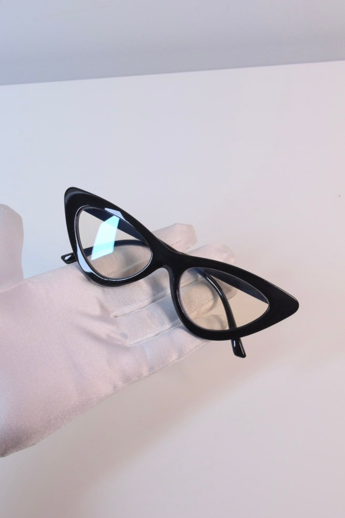 LOOKUP-The Cat Eye Glasses with Blue Light Protection are Optically Compatible and Relax in Computer Television vs. Use. 2