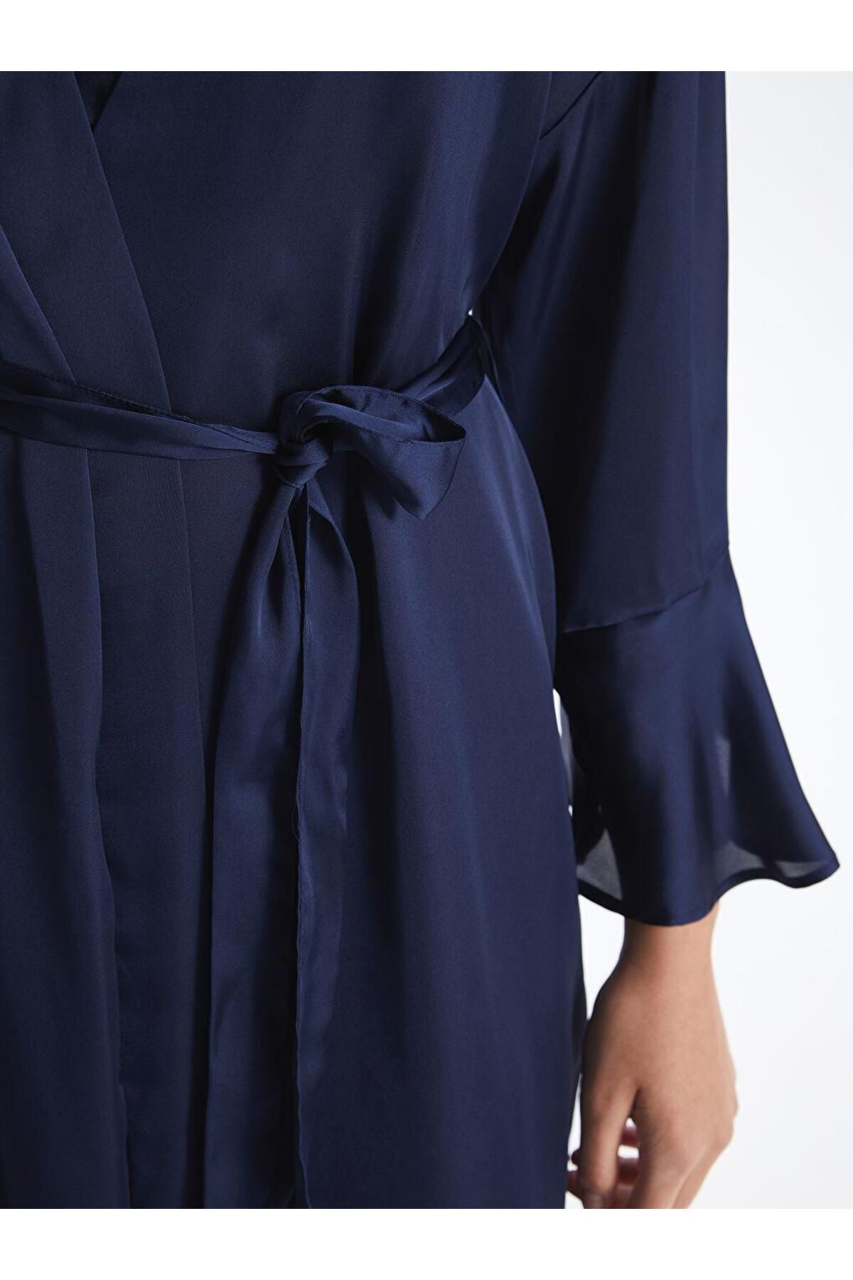 LC Waikiki-Damen-Morgenmantel aus schlichtem Satin mit Schalkragen (S4) 4