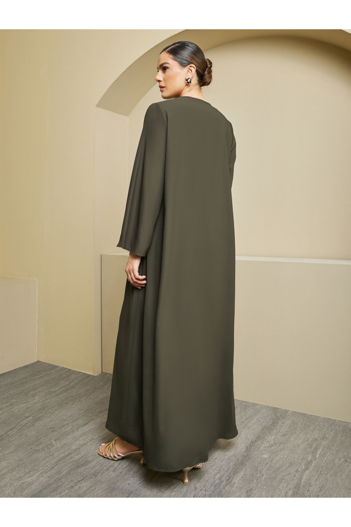 Styli-Regular Fit Front Open Crepe Abaya 4
