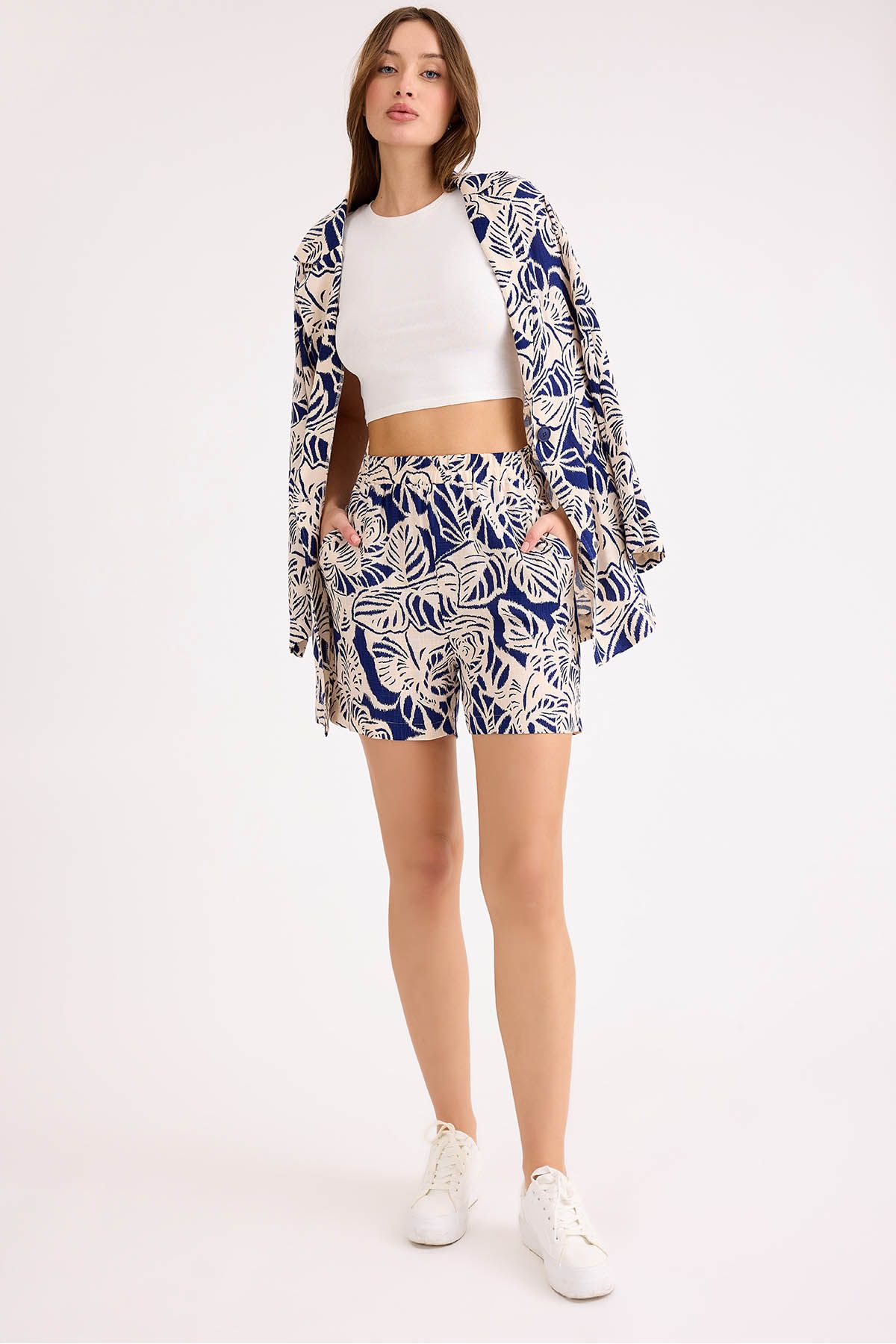 Vitrin-Flower Pattern Elastic Waist Shorts 2