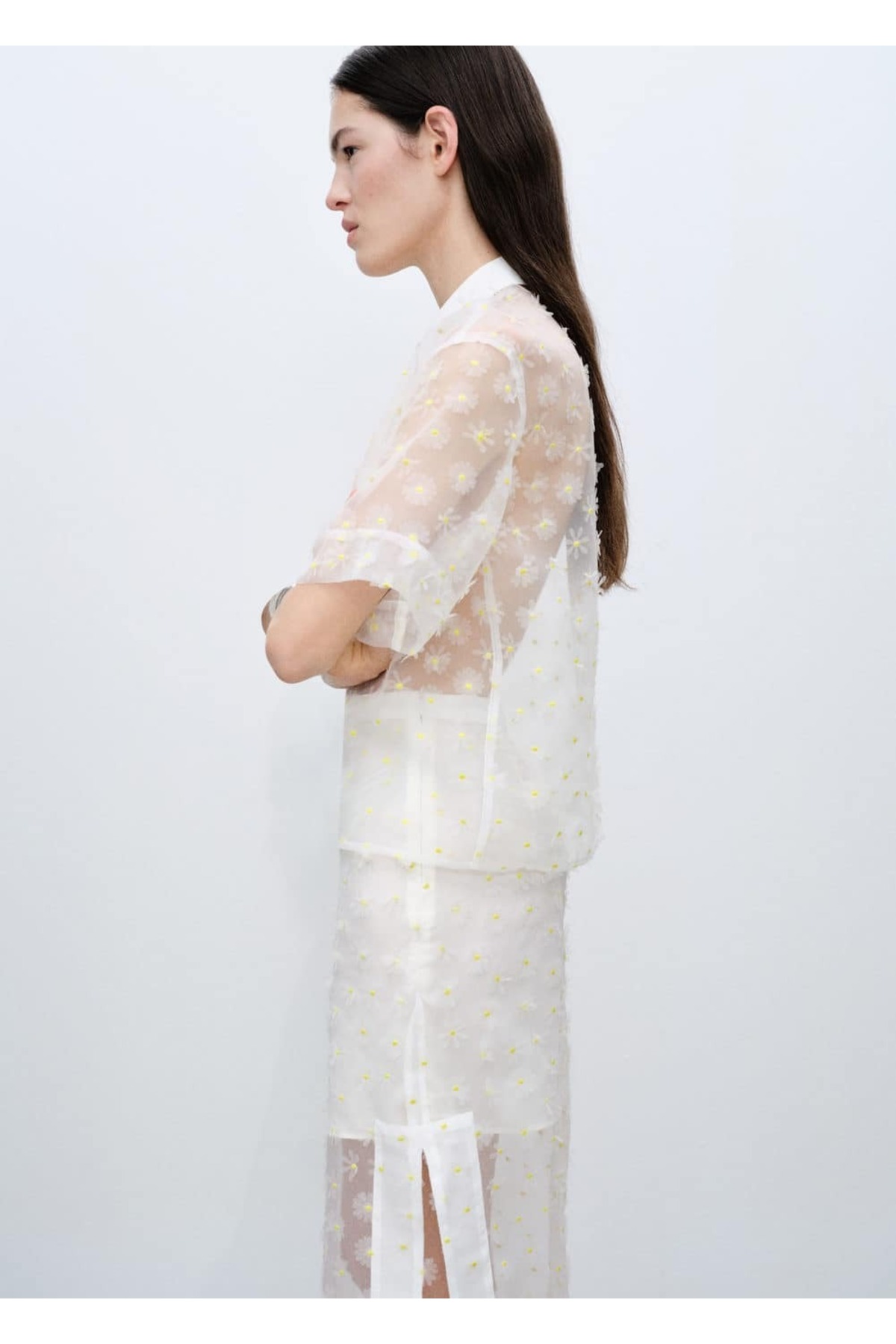 Yarı saydam çiçek işlemeli gömlek