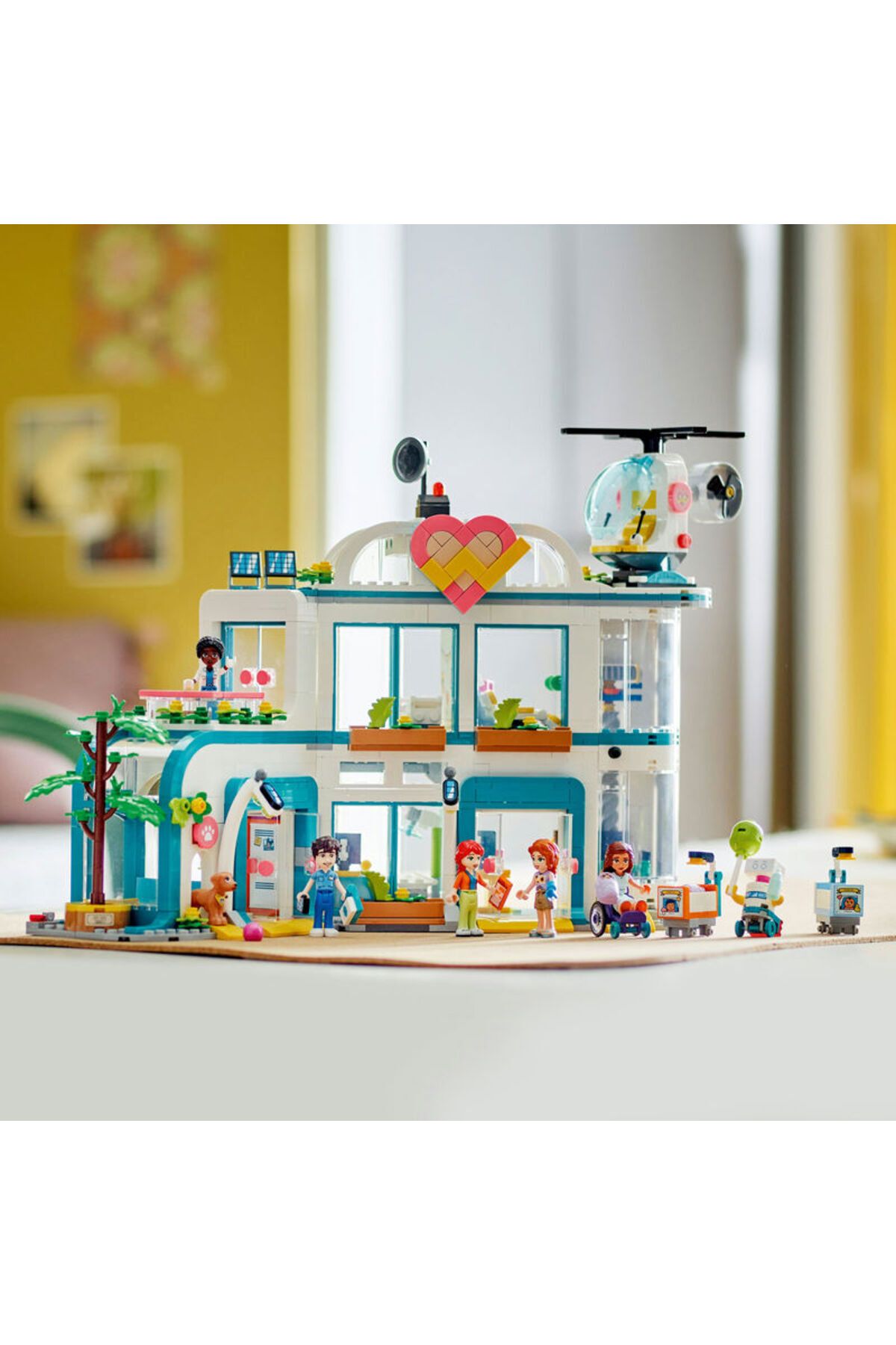 لگو فرندز: بیمارستان شهر هارت‌لیک  LEGO