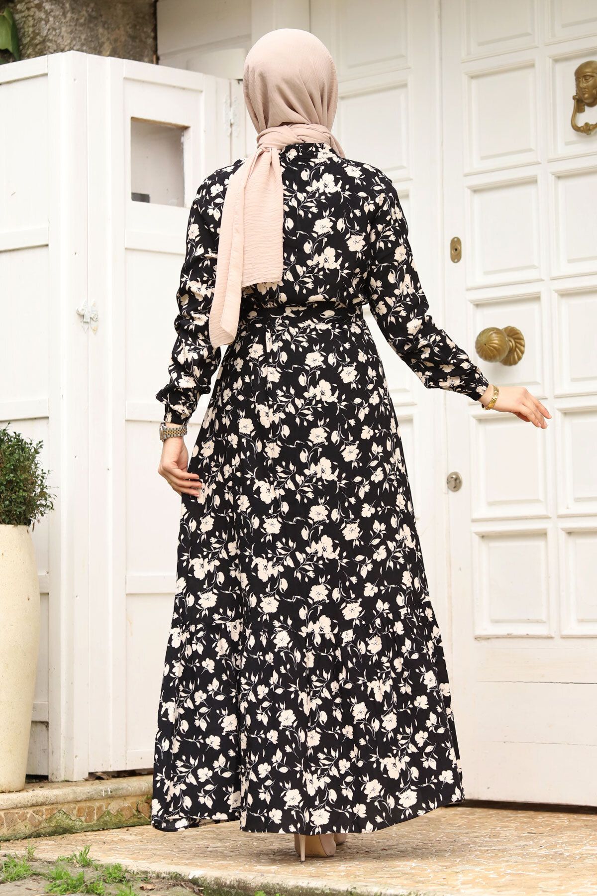Tesettür Dünyası-Schwarzes Kleid mit Volant und Blumenmuster - TSD240251 5