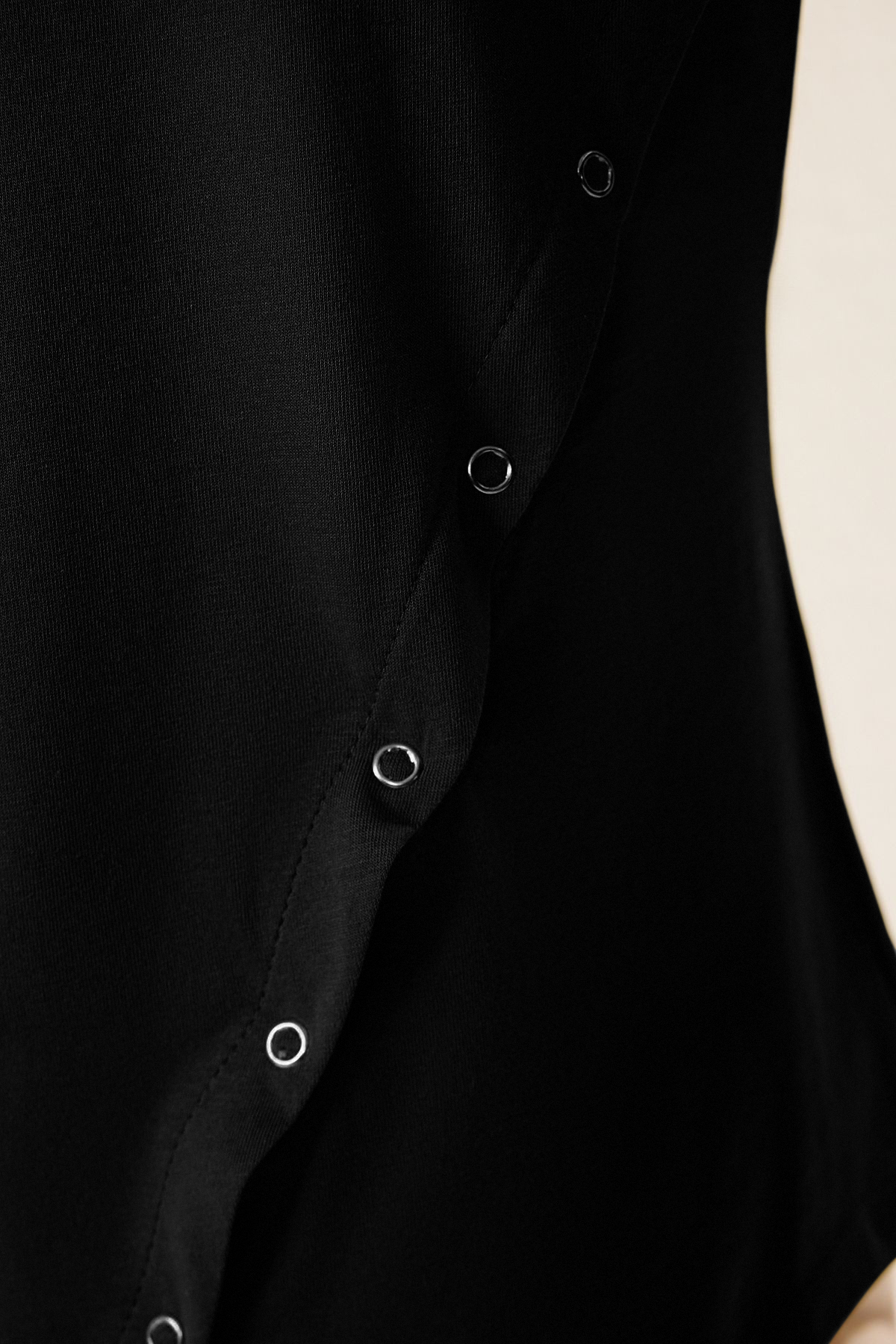 Trendyolmilla  Siyah %100 Pamuk Regular/Normal Kalıp Çıtçıtlı Yırtmaç Detaylı Örme T-Shirt TWOSS25TS00029 - Görsel 3