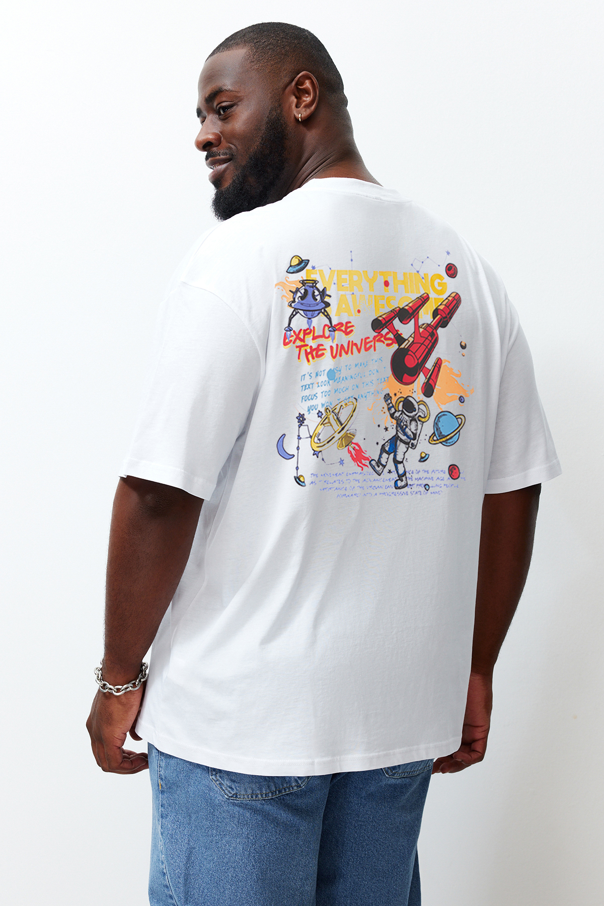 Trendyolmilla Man Beyaz Büyük Beden Oversize/Geniş Kesim Ön ve Sırt Uzay Baskılı %100 Pamuk T-Shirt TMNSS25BF00012