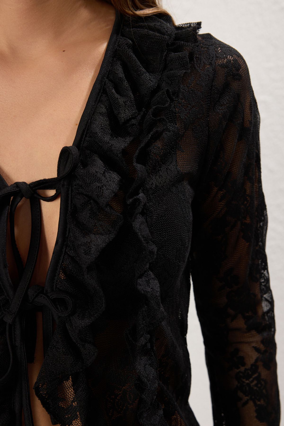 Trendyol Collection-Чорна мереживна трикотажна блуза з еластичного трикотажу приталеного крою TWOSS25BZ00270 4