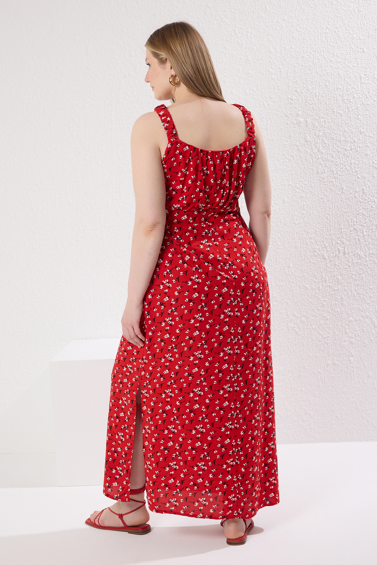 Trendyol Curve-Red Square Neck Floral Print Midi Woven Plus Size Dress Tbbss25Ah00039 5