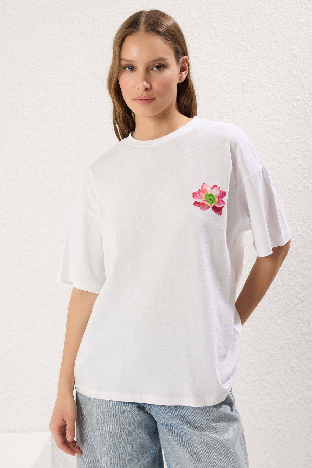 Trendyolmilla  Beyaz %100 Kalın Pamuklu Oversize/Geniş Kalıp Ön Arka Çiçek Baskılı Örme T-Shirt TWOSS25TS00099 - Görsel 2