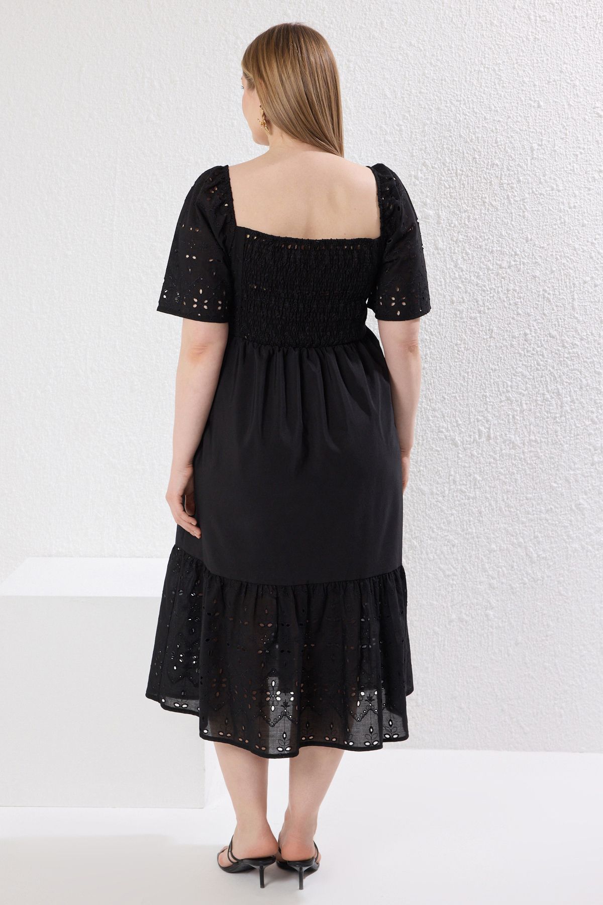 Trendyol Curve-Schwarzes, kurzärmliges, gewebtes Kleid mit quadratischem Ausschnitt in Übergröße TBBSS25AH00067 5