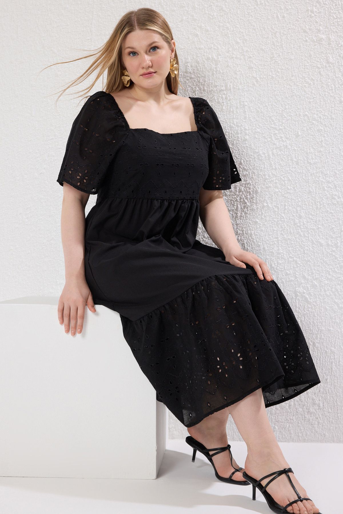 Trendyol Curve-Schwarzes, kurzärmliges, gewebtes Kleid mit quadratischem Ausschnitt in Übergröße TBBSS25AH00067 2