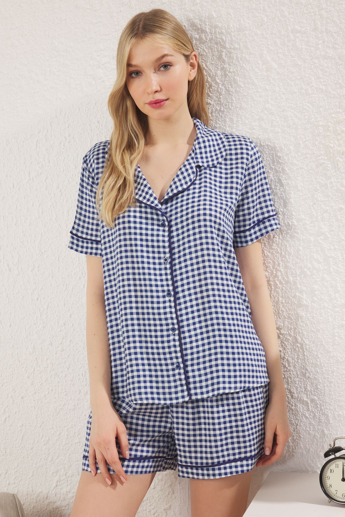 Trendyol Collection-Marineblaues, kariertes, gewebtes Pyjama-Set mit Schleife/Schleife und Viskose-Shorts THMSS25PT00279 2