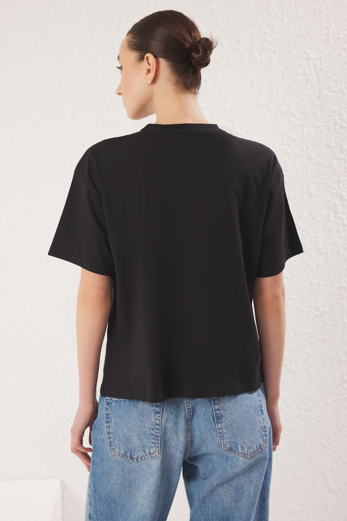 Trendyolmilla  Siyah %100 Pamuk Baskılı Relaxed/Geniş Rahat Kesim Bisiklet Yaka Örme T-Shirt TWOSS23TS00267 - Görsel 5