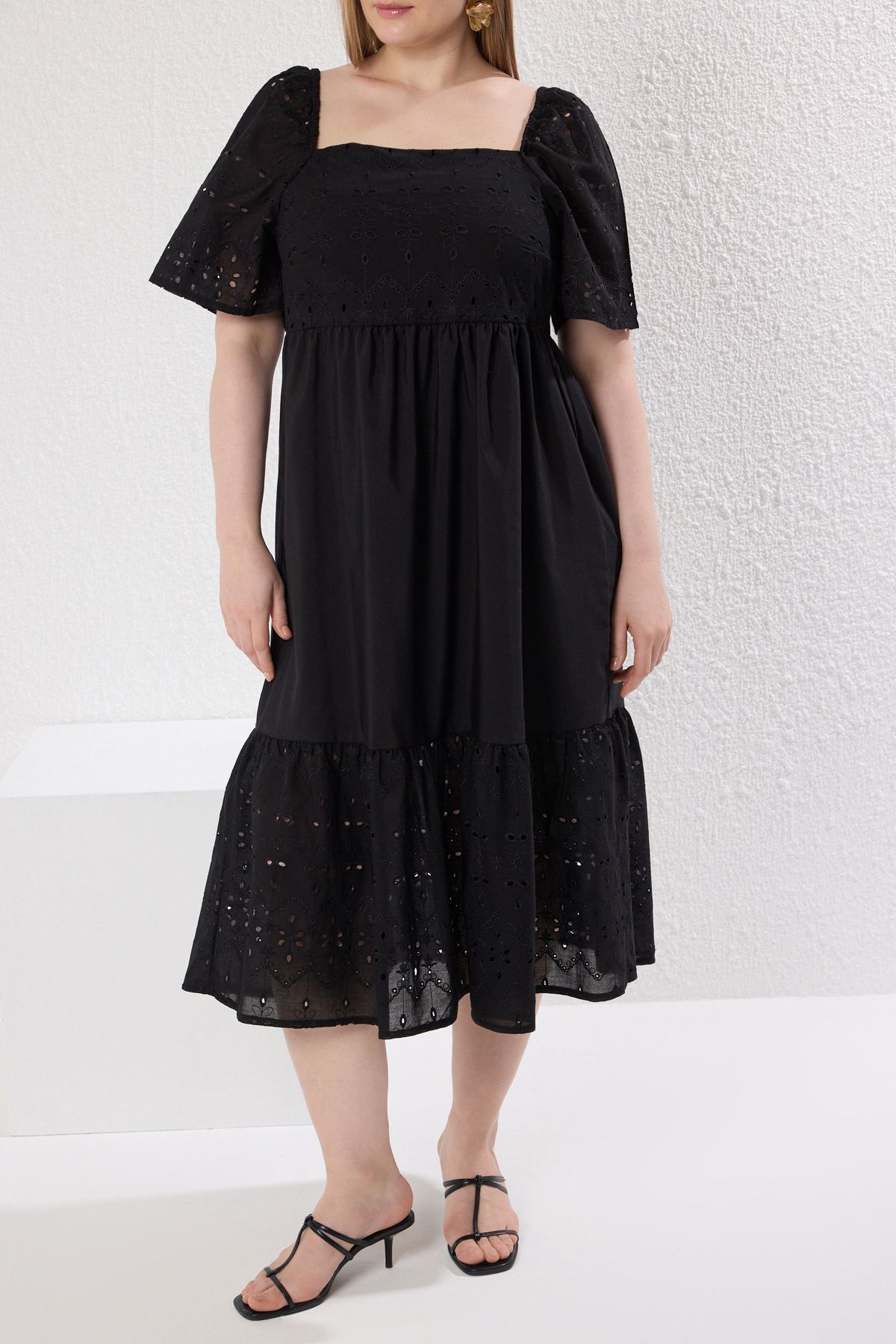 Trendyol Curve-Schwarzes, kurzärmliges, gewebtes Kleid mit quadratischem Ausschnitt in Übergröße TBBSS25AH00067 3