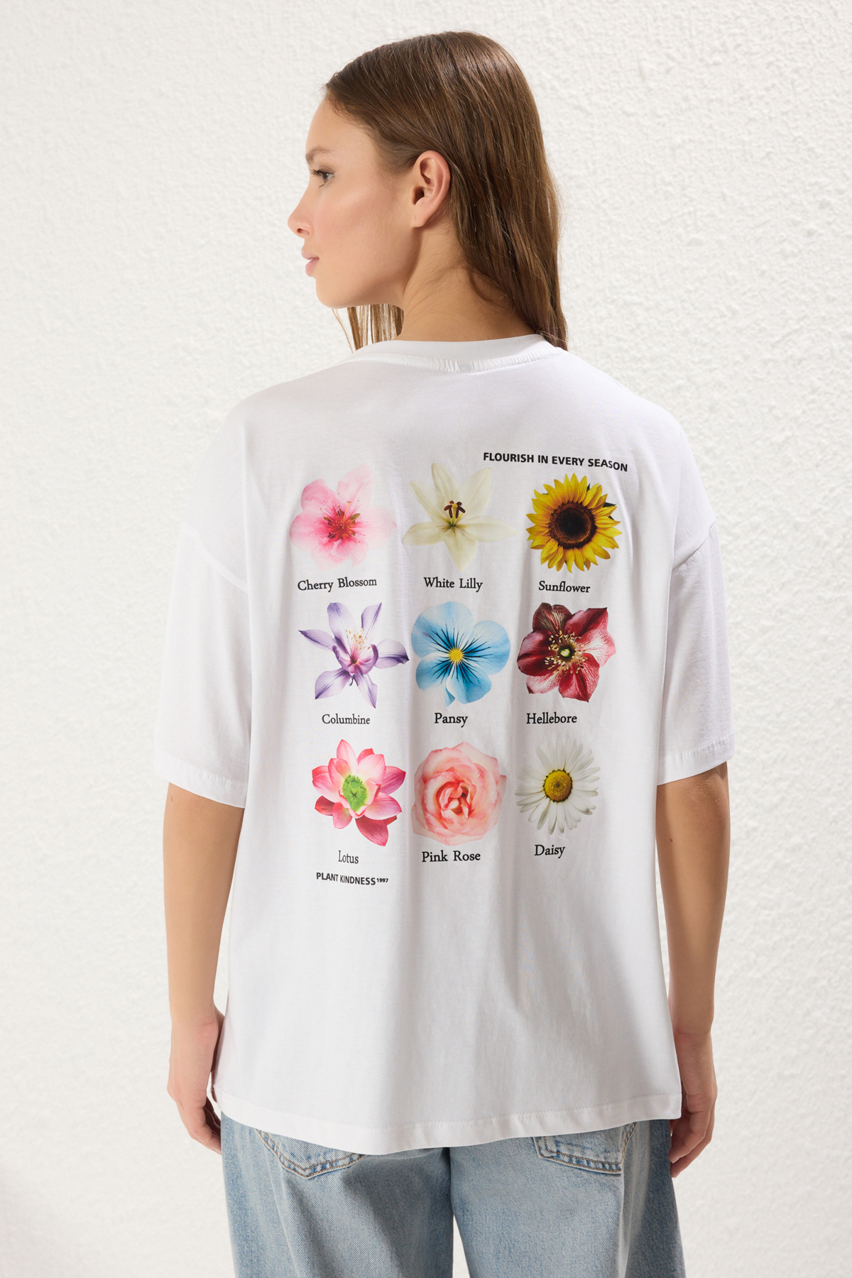 Trendyolmilla  Beyaz %100 Kalın Pamuklu Oversize/Geniş Kalıp Ön Arka Çiçek Baskılı Örme T-Shirt TWOSS25TS00099 - Görsel 5