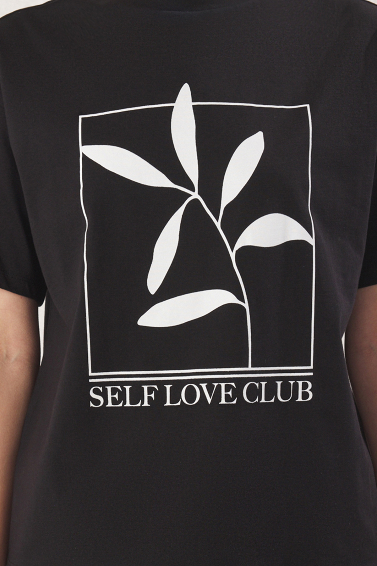 Trendyolmilla  Siyah %100 Pamuk Baskılı Relaxed/Geniş Rahat Kesim Bisiklet Yaka Örme T-Shirt TWOSS23TS00267 - Görsel 4