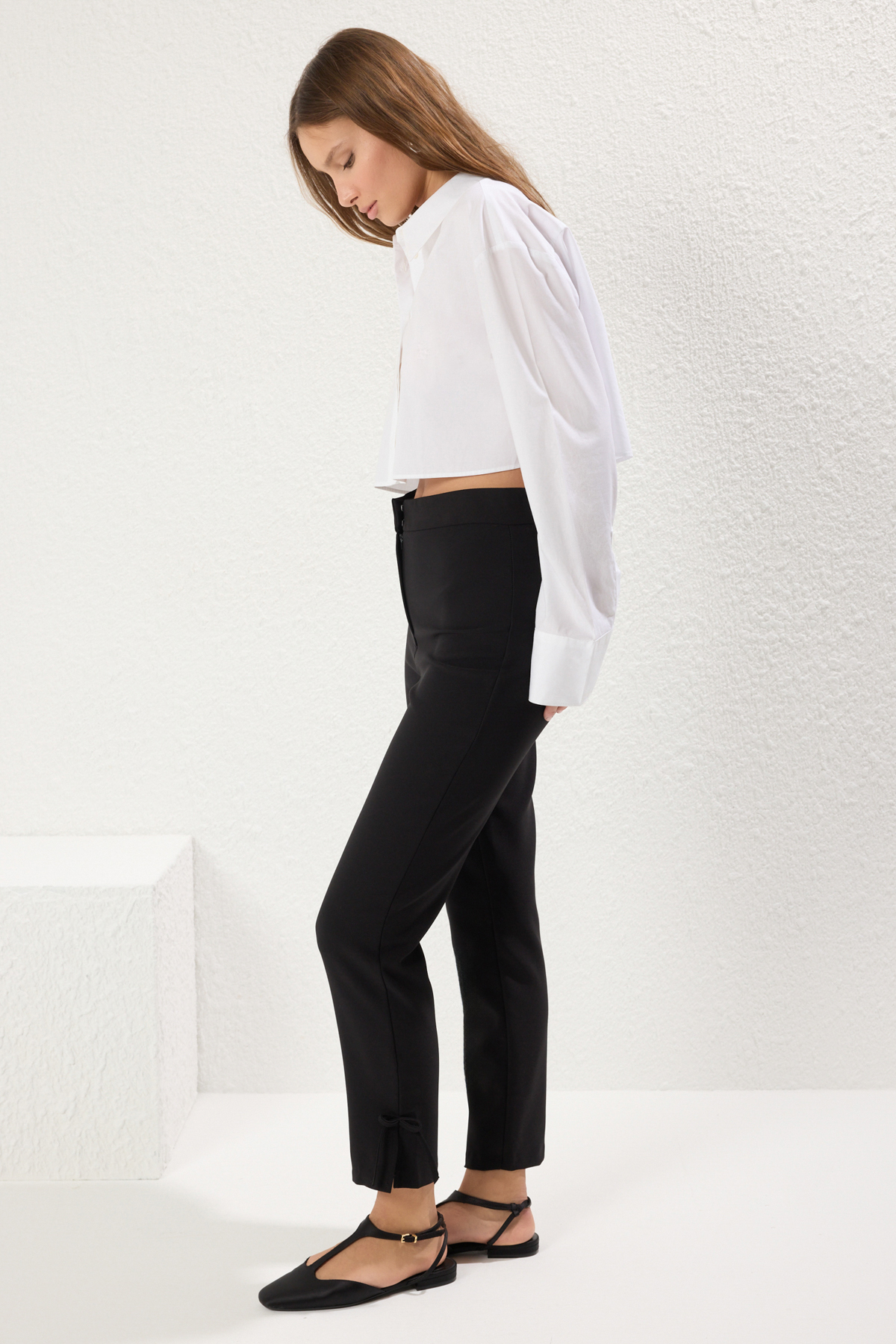 Trendyolmilla  Siyah Cigarette Paçaları Fiyonk Detaylı Dokuma Pantolon TWOSS25PL00090 - Görsel 3