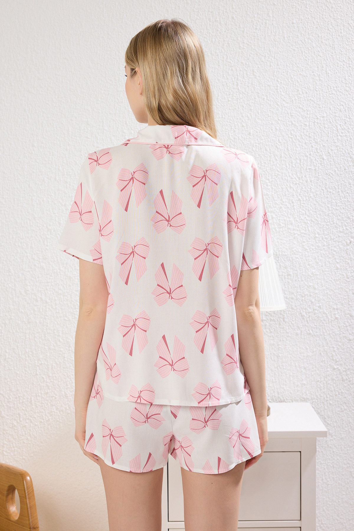 Trendyolmilla  Ekru-Pembe Kurdeleli Çanta Hediyeli Şortlu Viskon Dokuma Pijama Takımı THMSS25PT00309 - Görsel 5