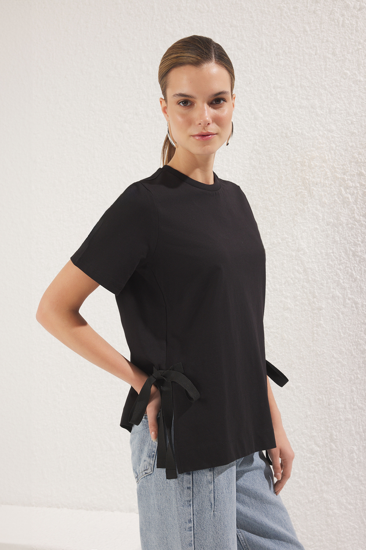 Trendyolmilla  Siyah %100 Kalın Pamuklu Yan Bağlama Detaylı Relaxed/Rahat Kesim Örme T-Shirt TWOSS25TS00074 - Görsel 2