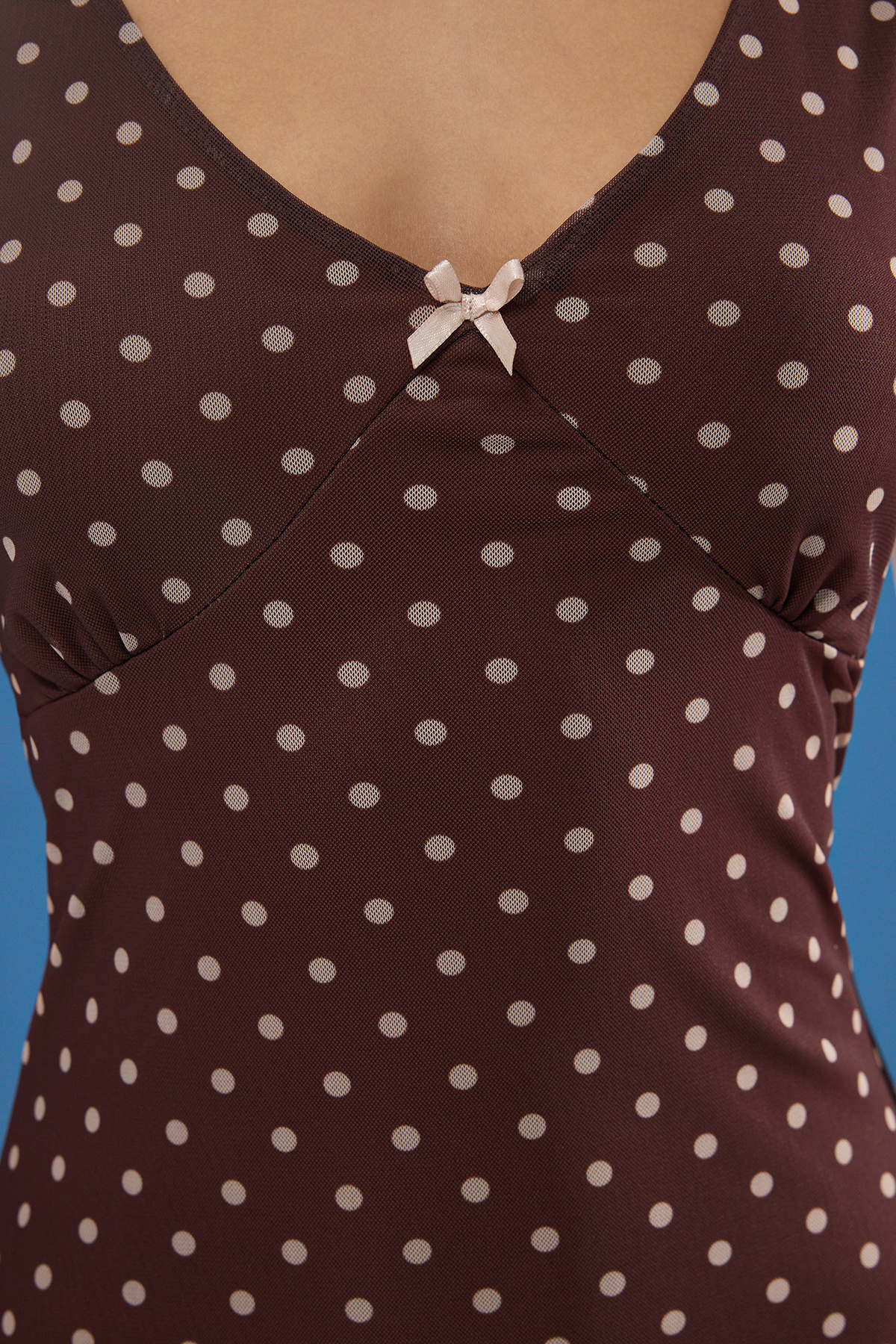 Trendyolmilla  Kahverengi Fitted/Vücuda Oturan Puantiyeli Fiyonklu Maxi Tül Esnek Örme Elbise TWOSS25EL00361 - Görsel 4