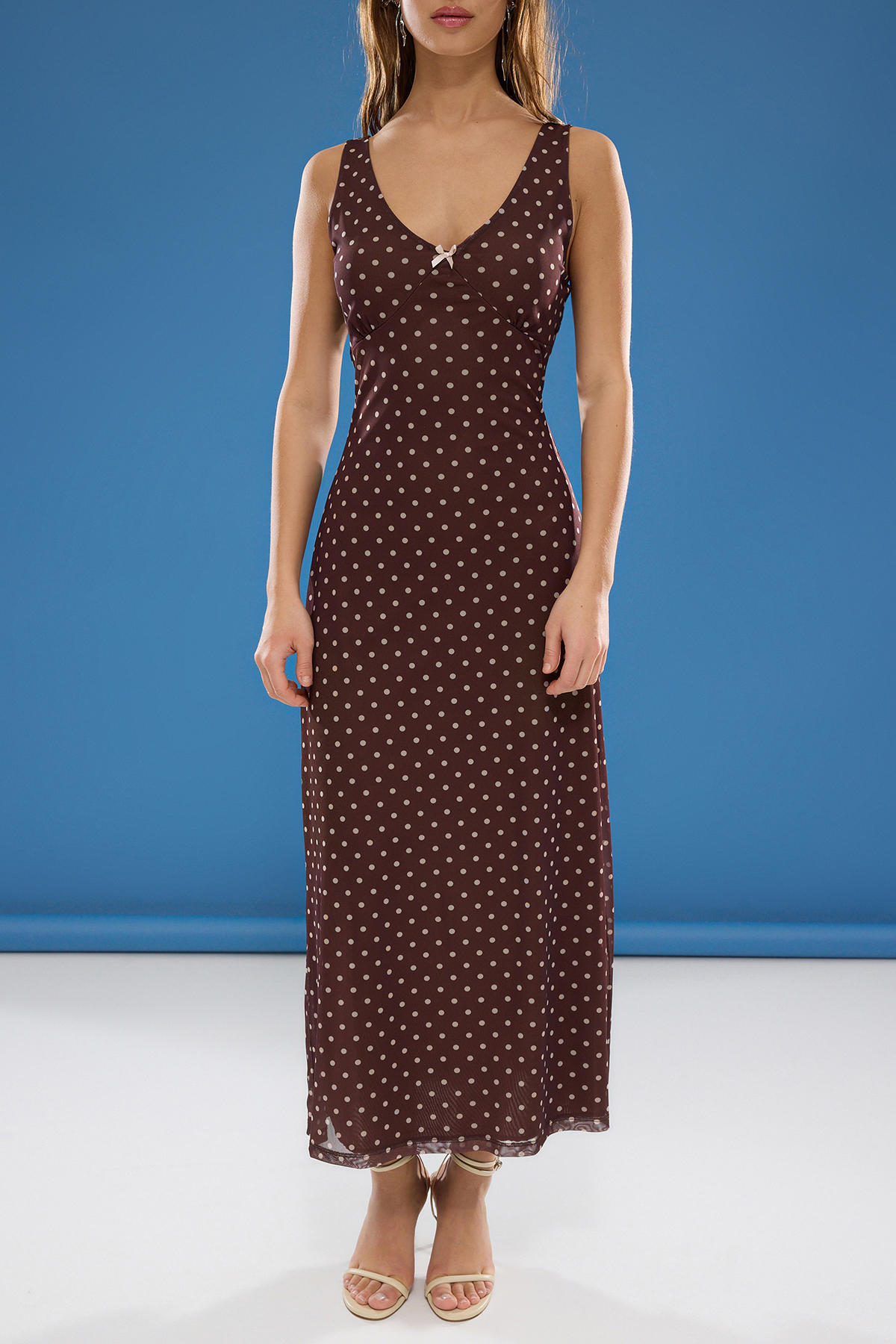 Trendyolmilla  Kahverengi Fitted/Vücuda Oturan Puantiyeli Fiyonklu Maxi Tül Esnek Örme Elbise TWOSS25EL00361 - Görsel 3