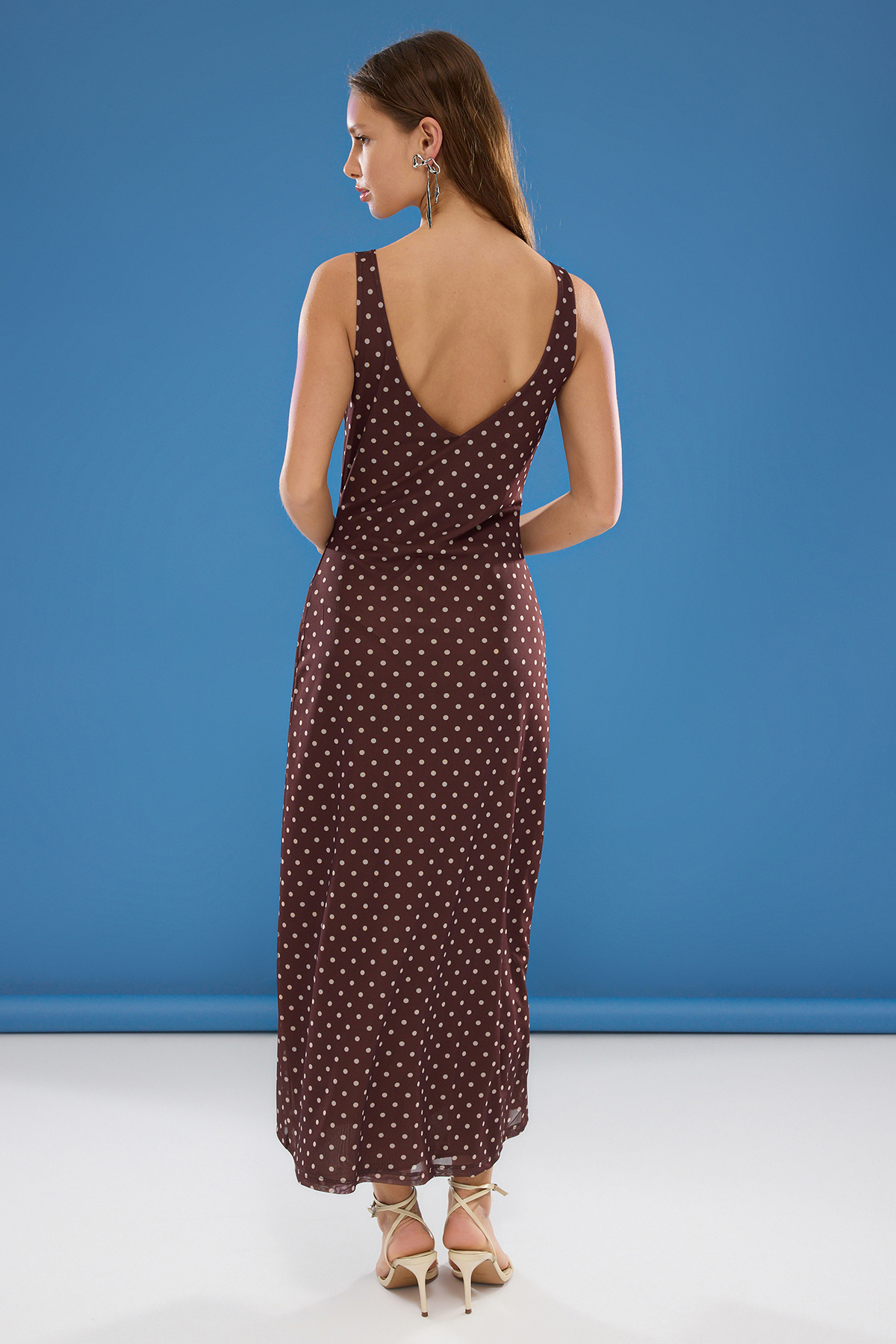 Trendyolmilla  Kahverengi Fitted/Vücuda Oturan Puantiyeli Fiyonklu Maxi Tül Esnek Örme Elbise TWOSS25EL00361 - Görsel 5