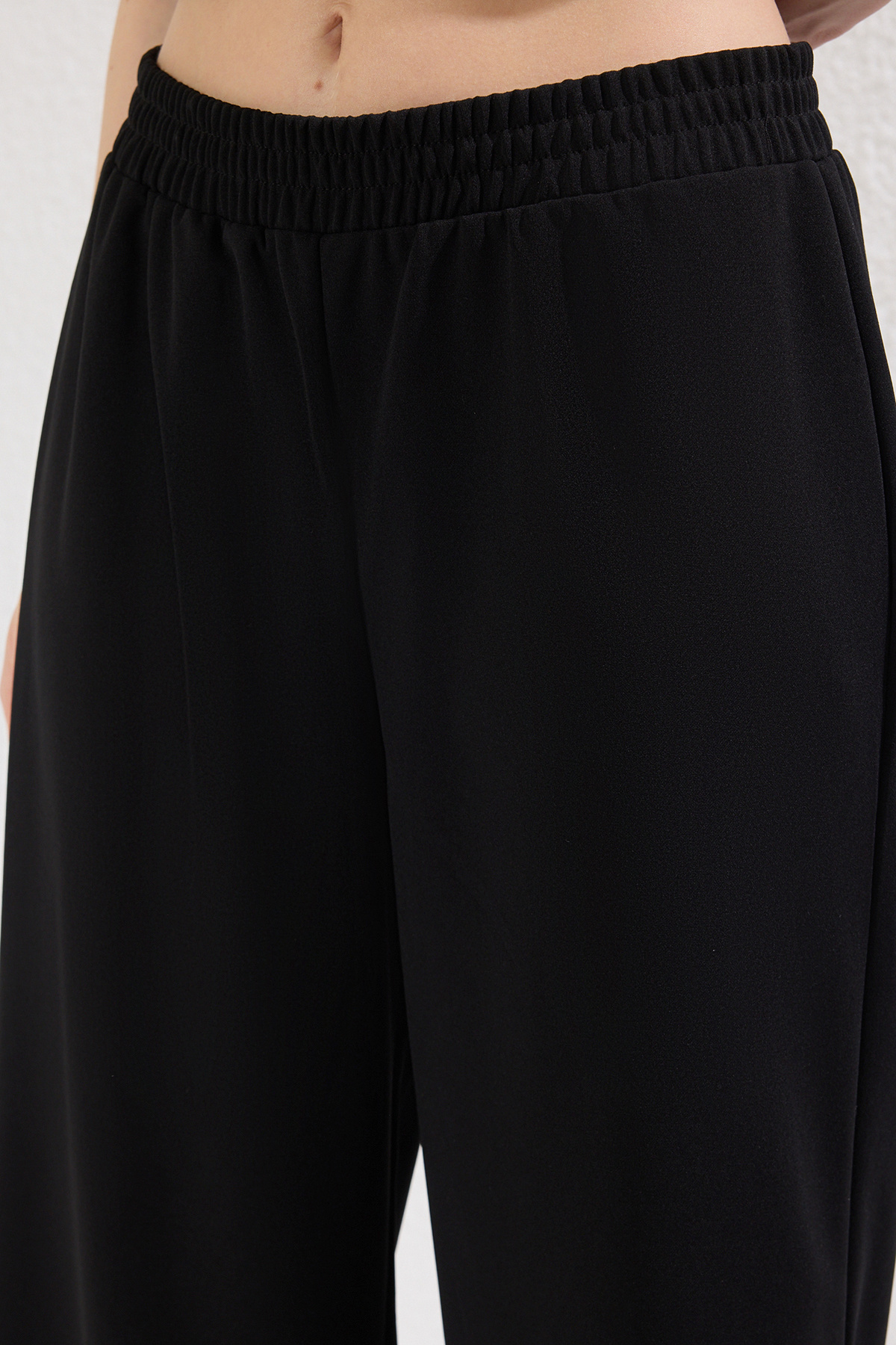 Trendyol Collection-Schwarzer, mit Blumenmuster bedruckter, asymmetrischer, gestrickter Unterteil-Oberteil-Anzug TWOSS25AU00024 3