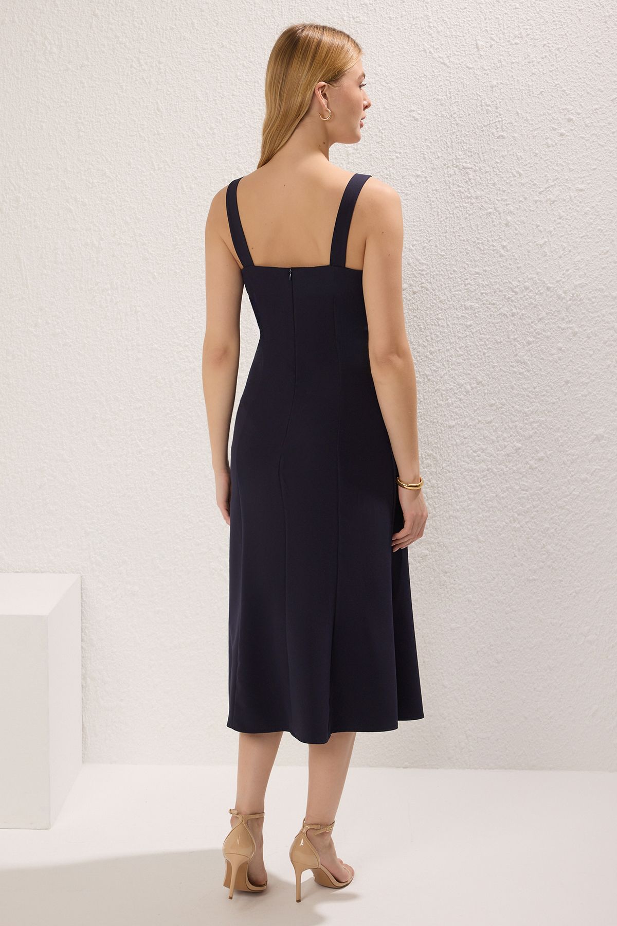 Trendyol Collection-Tmavě modré rovné midi tkané šaty do áčka Twoss25El00287 4