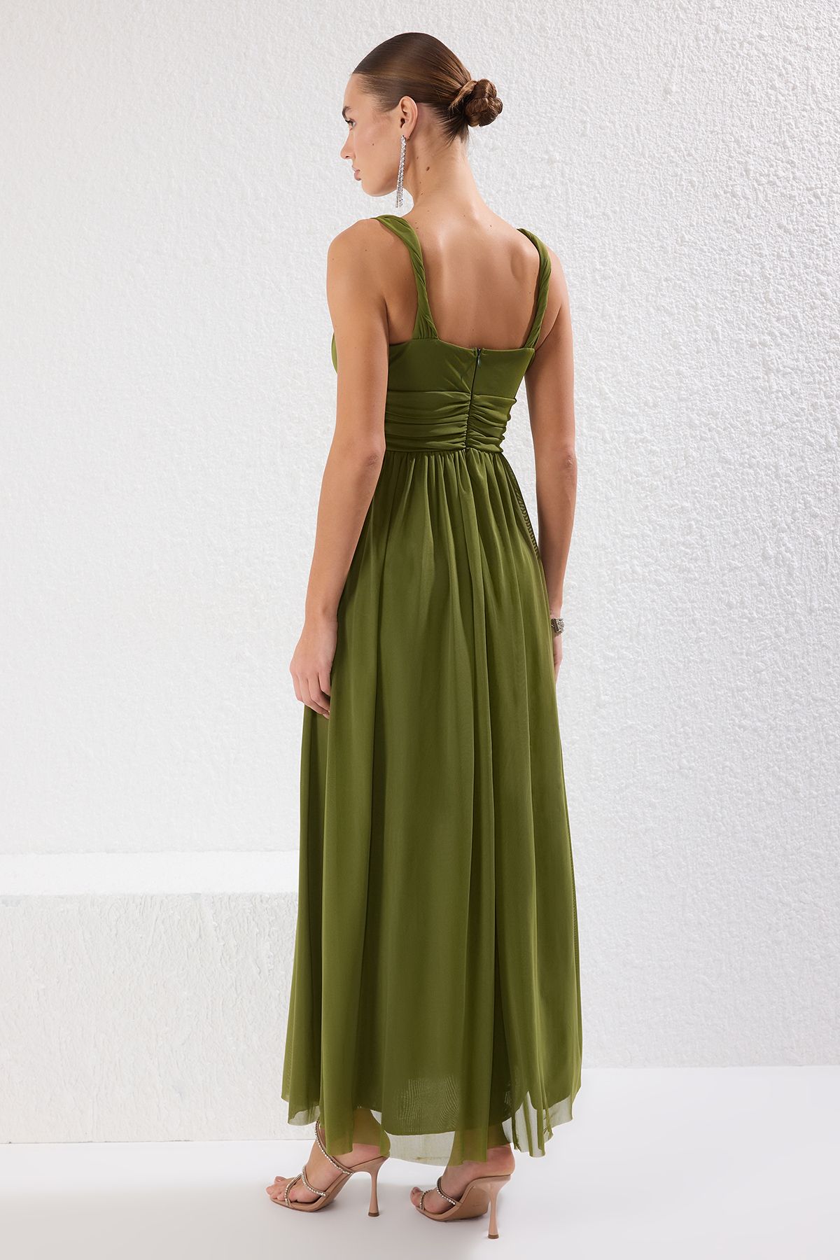 Trendyol Collection-Olejově zelené večerní maxi šaty s výstřihem do V a výstřihem do V TPRSS25AE00096 4
