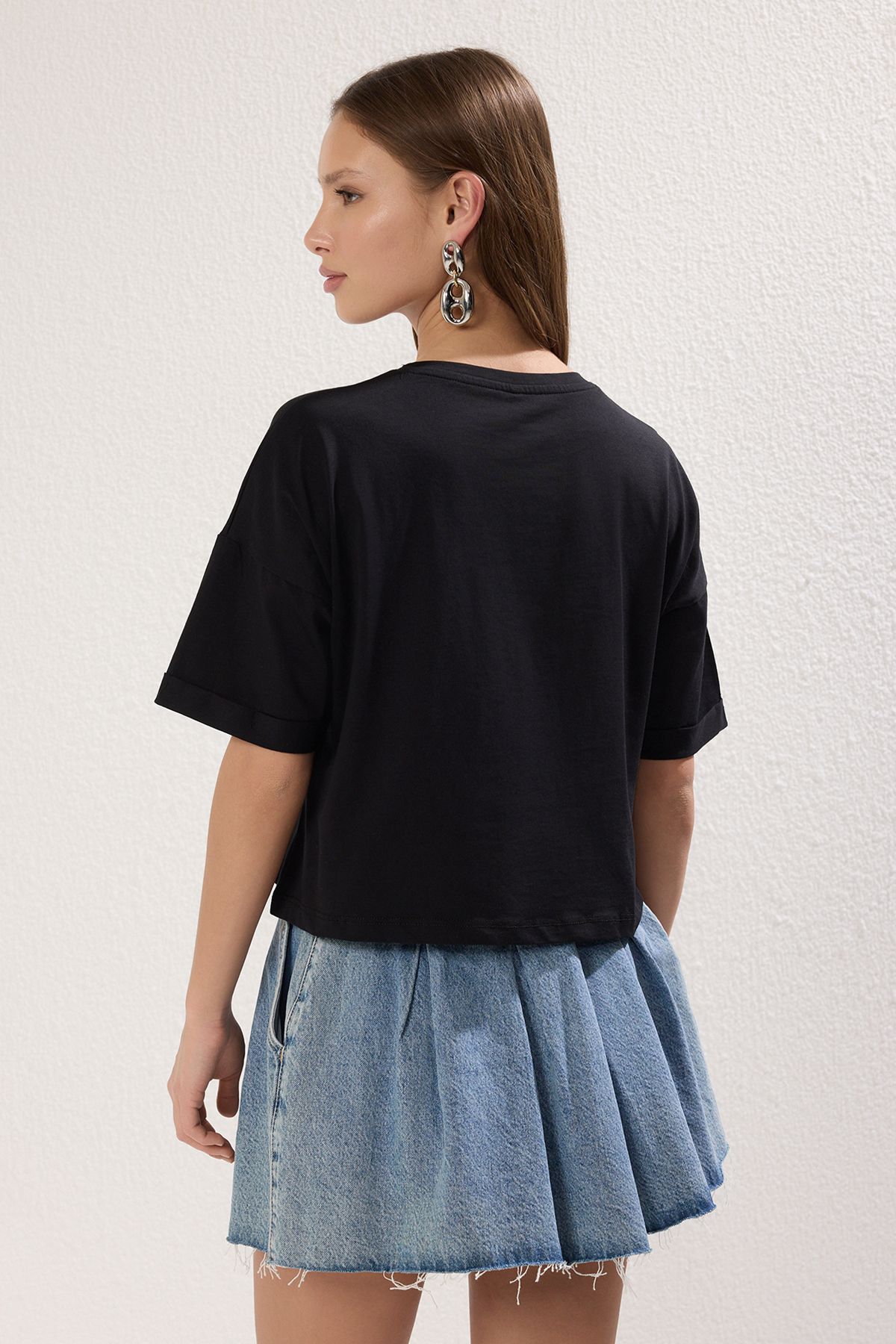 Trendyol Collection-Černá mašle vyšívaná Regular/Regular Fit Crop Pletené tričko TWOSS25TS00132 4