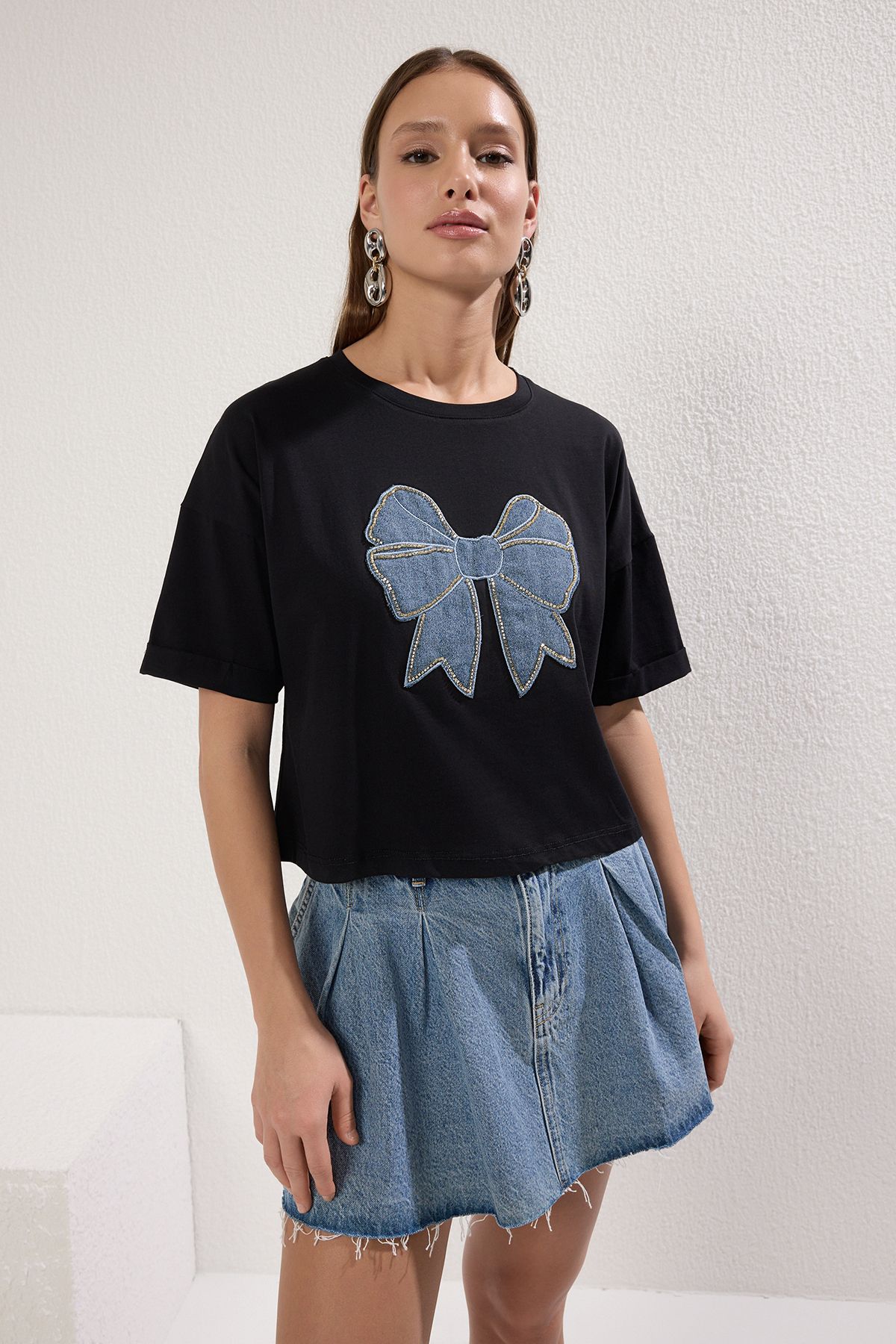 Trendyol Collection-Černá mašle vyšívaná Regular/Regular Fit Crop Pletené tričko TWOSS25TS00132 2