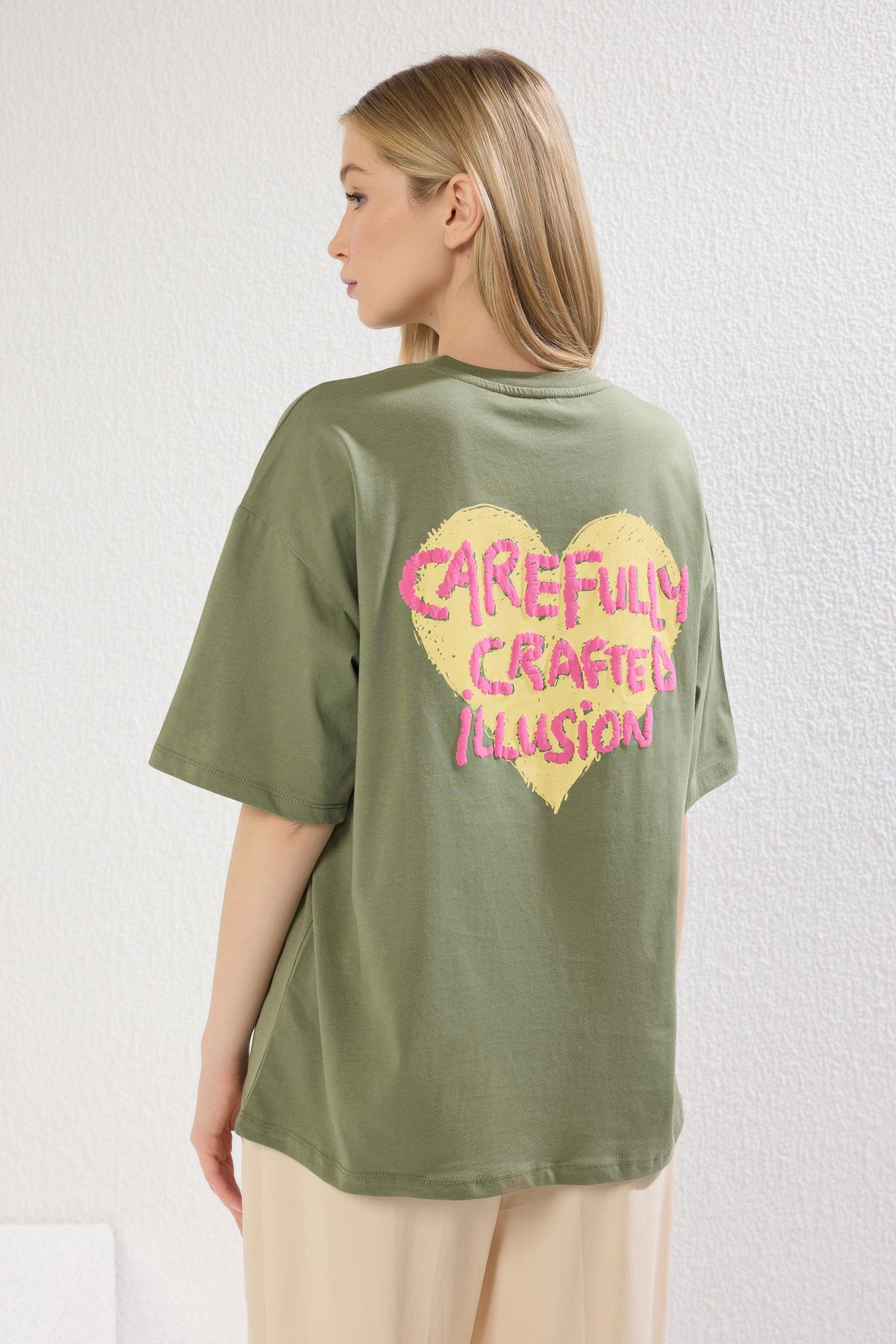 Trendyol Collection-Oversize bavlněné tričko s reliéfním potiskem v khaki barvě - TWOSS23TS00355 4