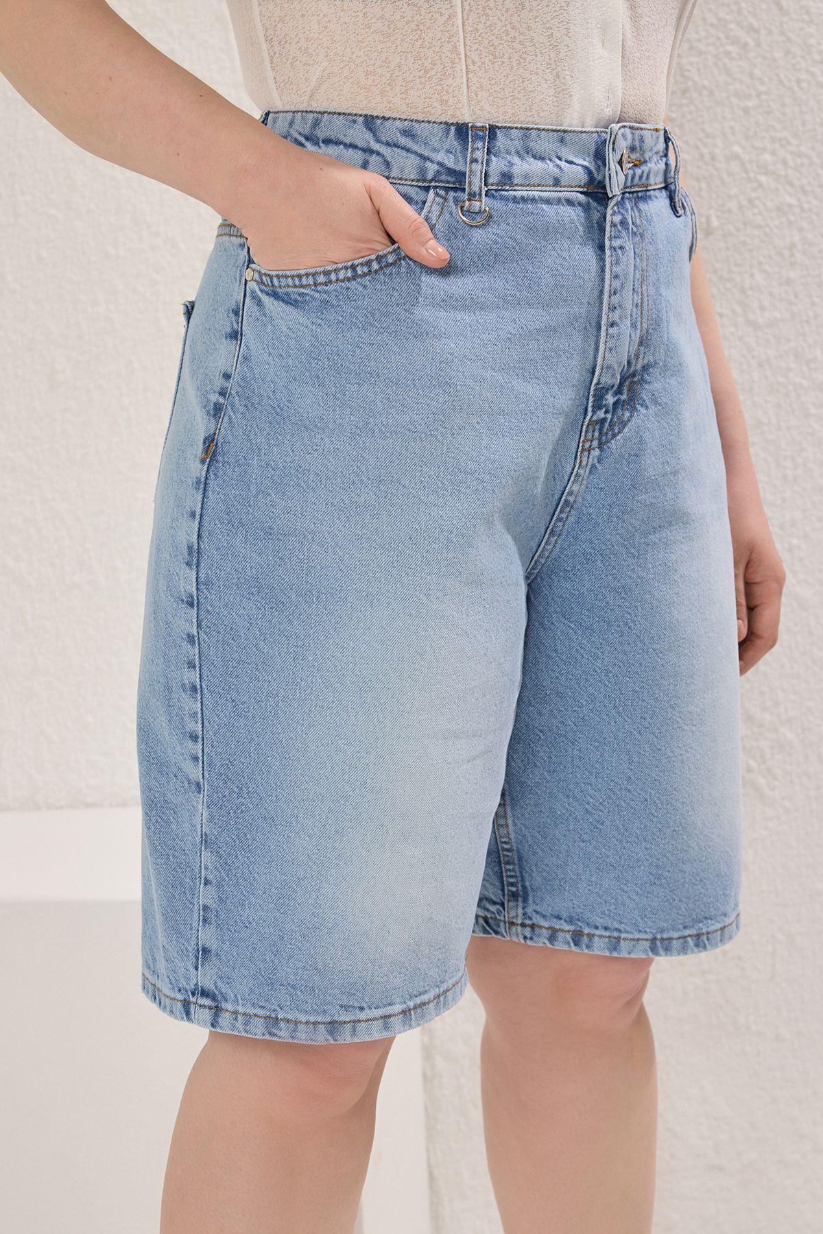 Trendyol Curve-Světle modré šortky Straight Fit Denim Plus Size s vysokým pasem Tbbss25Ap00016 3