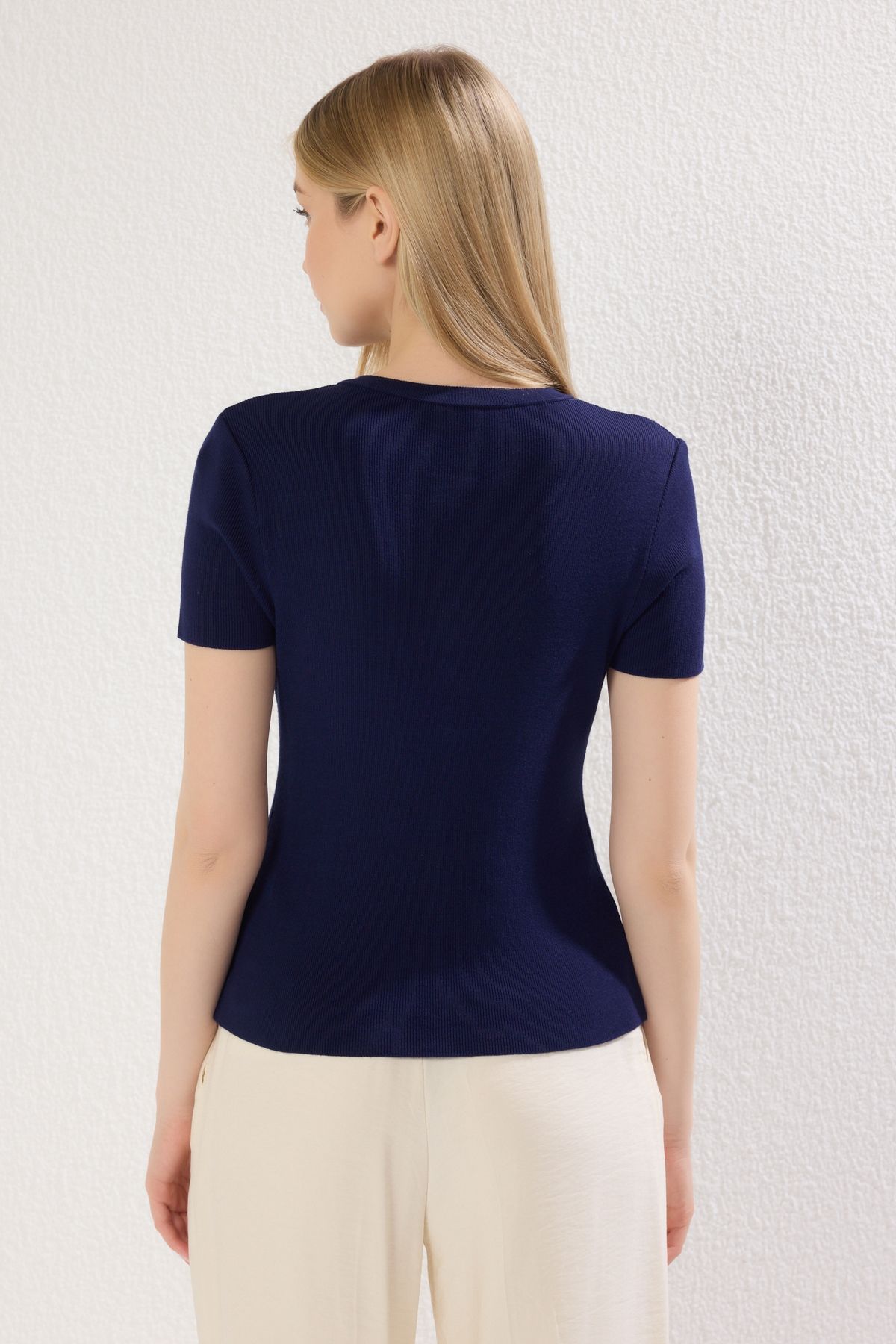 Trendyol Collection-Granatowa cienka bluzka z okrągłym dekoltem TWOSS25BZ00300 4
