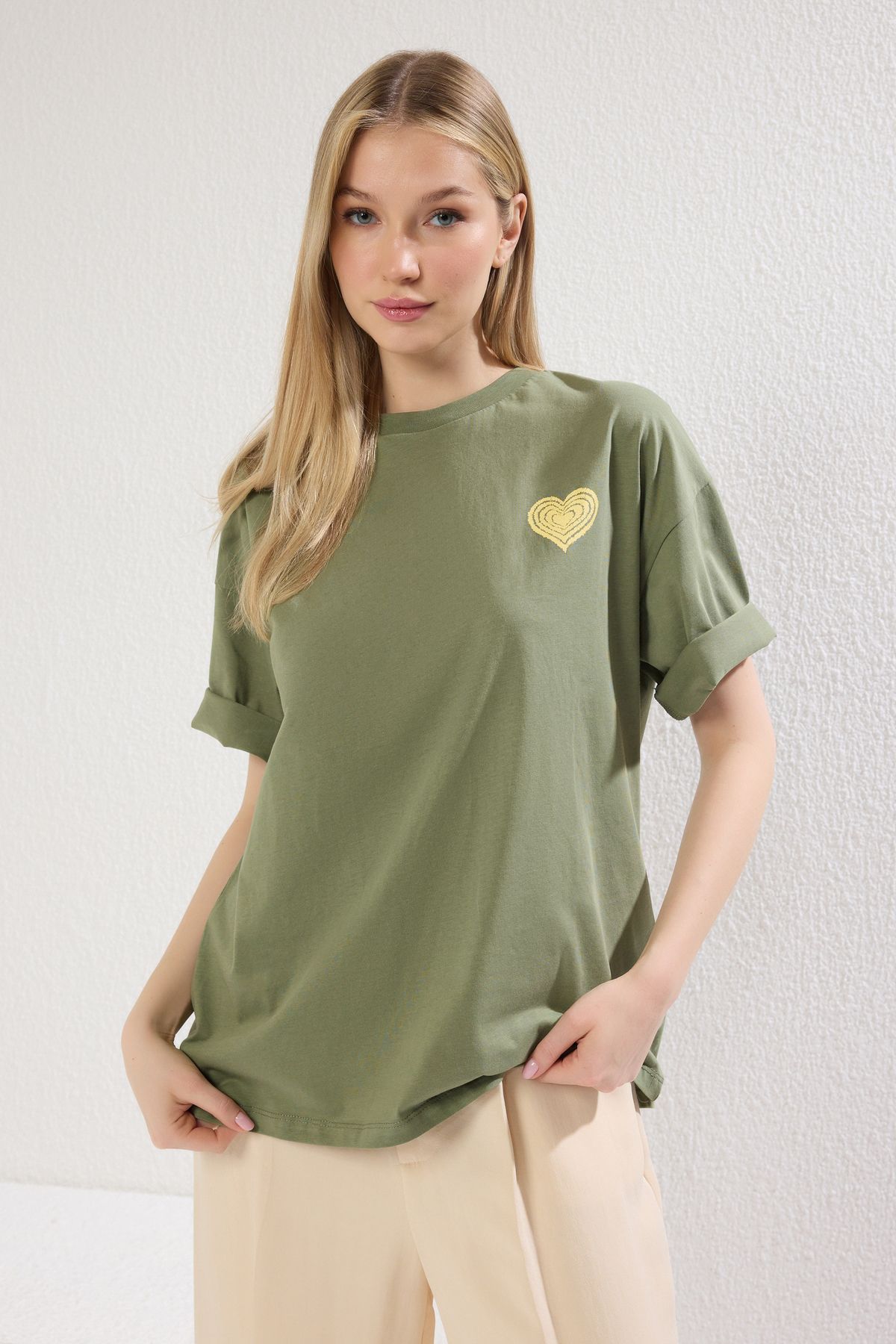 Trendyol Collection-Oversize bavlněné tričko s reliéfním potiskem v khaki barvě - TWOSS23TS00355 2