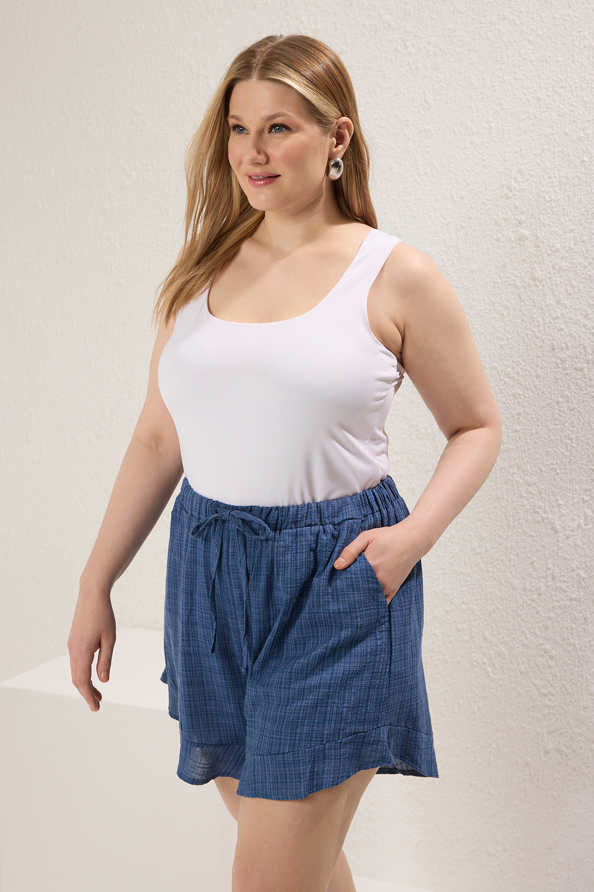 Trendyolmilla  İndigo Geniş Paça Keten Görünümlü Büyük Beden Şort&Bermuda TBBSS25AP00010 - Görsel 2