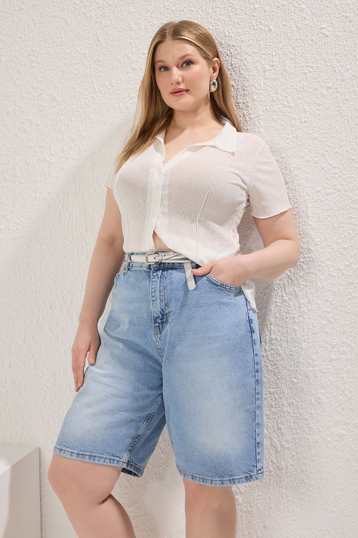 Trendyol Curve-Světle modré šortky Straight Fit Denim Plus Size s vysokým pasem Tbbss25Ap00016 2