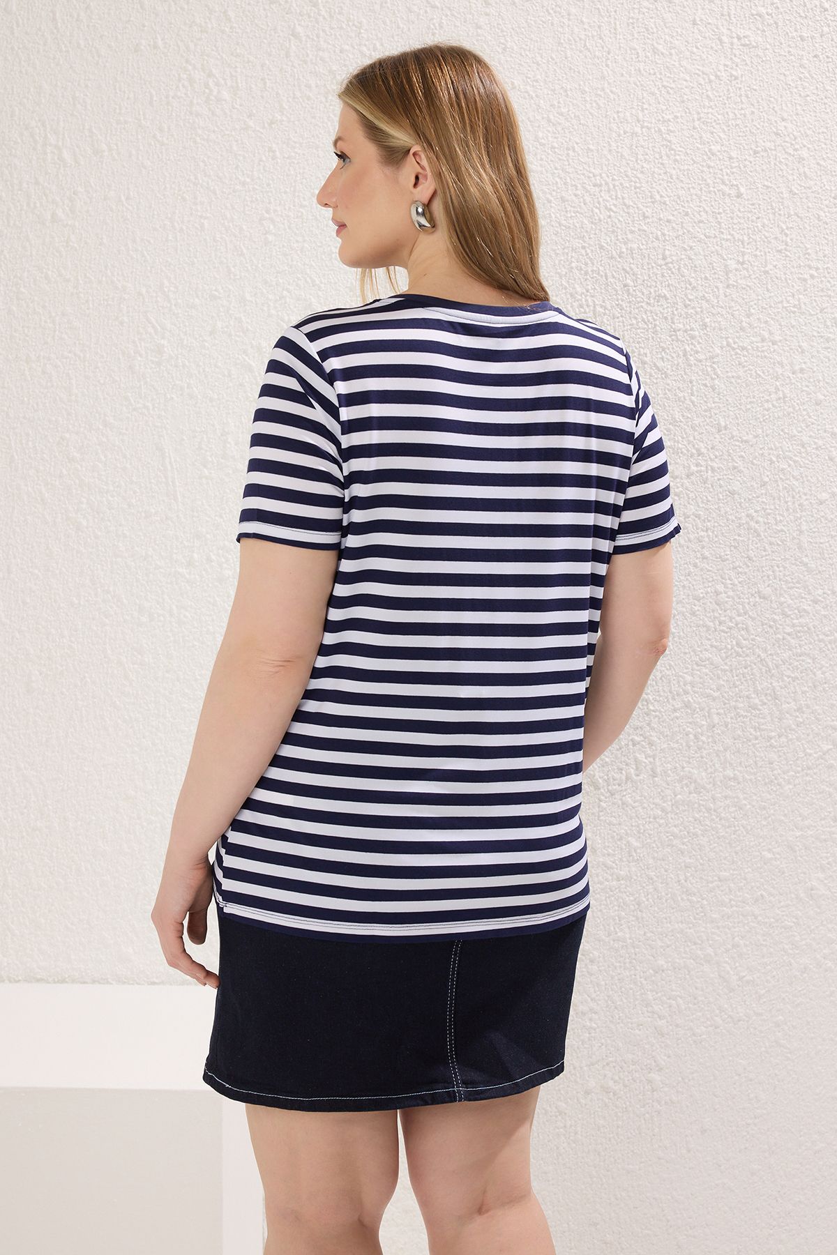 Trendyol Curve-Marineblaues, gestreiftes, bedrucktes T-Shirt in Übergröße TBBSS25BF00037 4