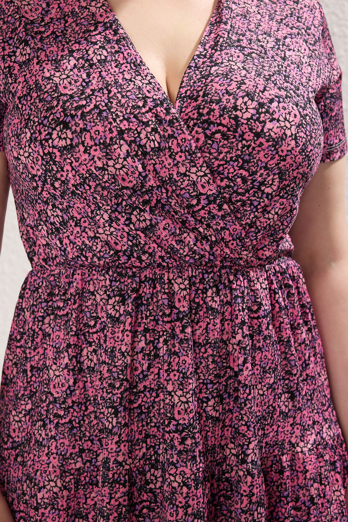 Trendyol Curve-Pink V-Neck Floral Print Stakter Knitted Plus Size Dress Tbbss22El1638 3